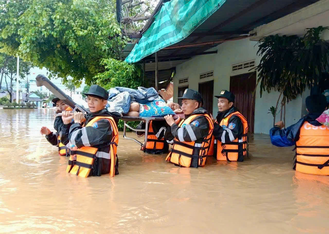 Ph&oacute; Thủ tướng Hồ Quốc Dũng: Khẩn cấp sơ t&aacute;n người d&acirc;n, huy động th&ecirc;m ca n&ocirc; trước lũ dữ- Ảnh 2.