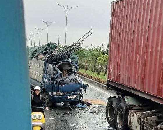 Hải Phòng: Va chạm xe container lúc rạng sáng, tài xế xe tải tử vong tại chỗ- Ảnh 2. Hải Phòng: Va chạm xe container lúc rạng sáng, tài xế xe tải tử vong tại chỗ- Ảnh 2.