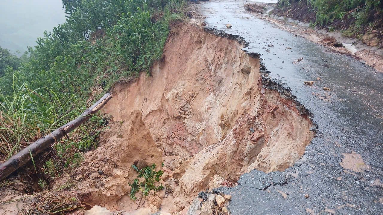 Quảng Ng&atilde;i: Sạt lở n&uacute;i v&ugrave;i nh&agrave; d&acirc;n tr&ecirc;n đường Đ&ocirc;ng Trường Sơn, giao th&ocirc;ng tắc nghẽn- Ảnh 11.