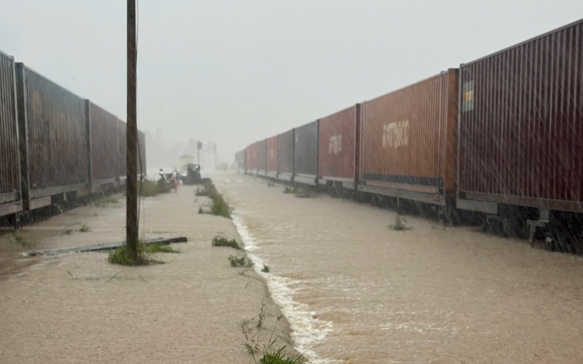 Ảnh hưởng mưa lũ khu vực Nam Trung Bộ, đường sắt dừng chạy nhiều t&agrave;u