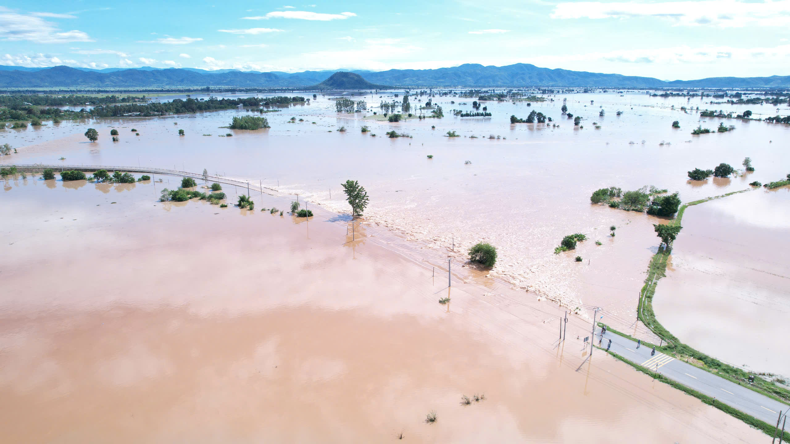 Nhiều tuyến quốc lộ qua Gia Lai bị chia cắt, h&agrave;ng ngh&igrave;n nh&agrave; d&acirc;n bị ngập- Ảnh 1.