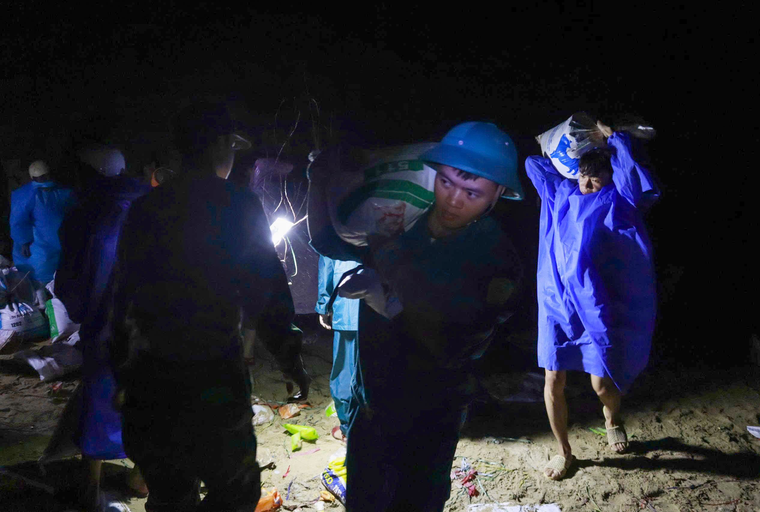 Qu&acirc;n đội huy động 500 c&aacute;n bộ, chiến sĩ "cứu" bờ k&egrave; An Lương trong đ&ecirc;m- Ảnh 4.