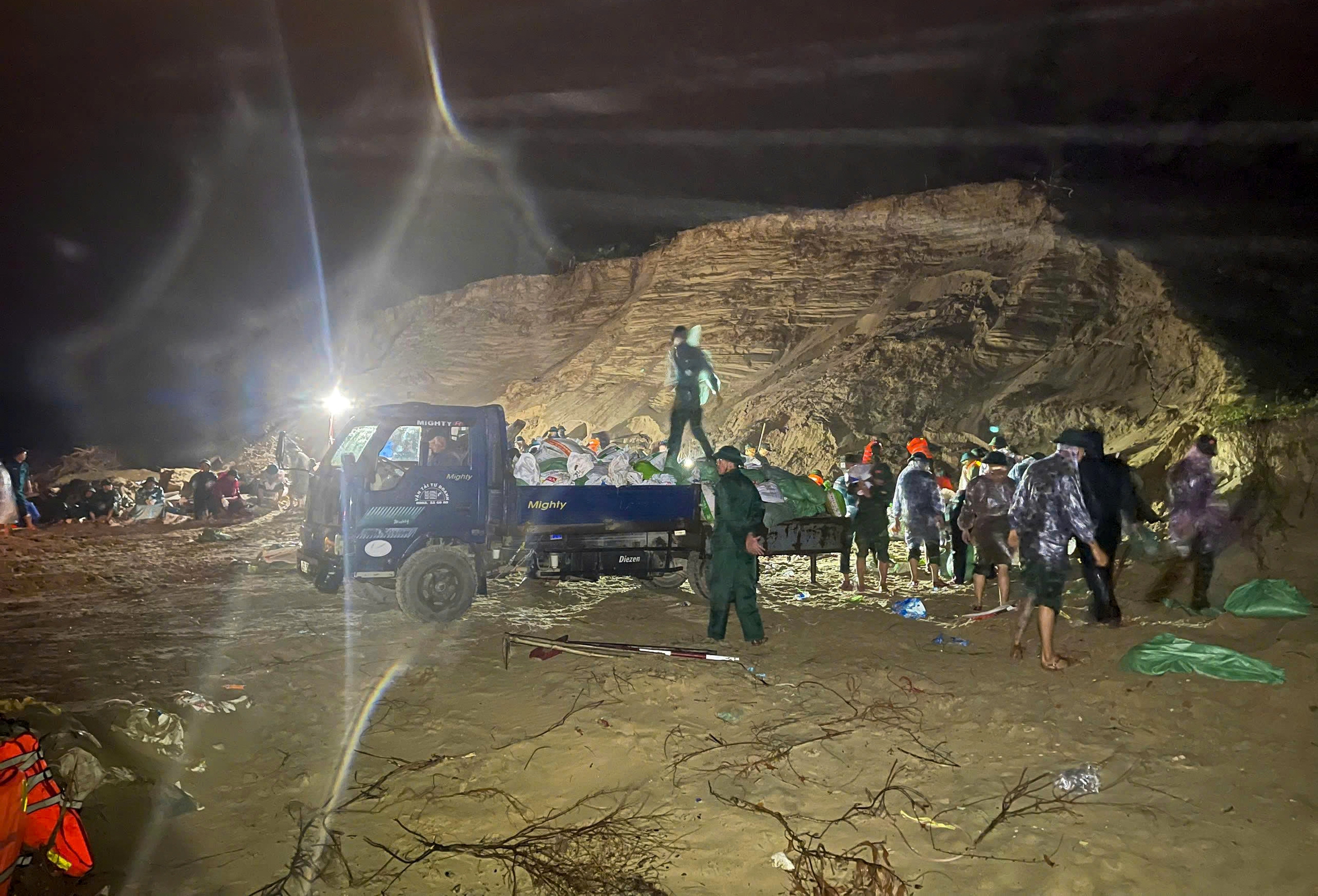 Qu&acirc;n đội huy động 500 c&aacute;n bộ, chiến sĩ "cứu" bờ k&egrave; An Lương trong đ&ecirc;m- Ảnh 1.