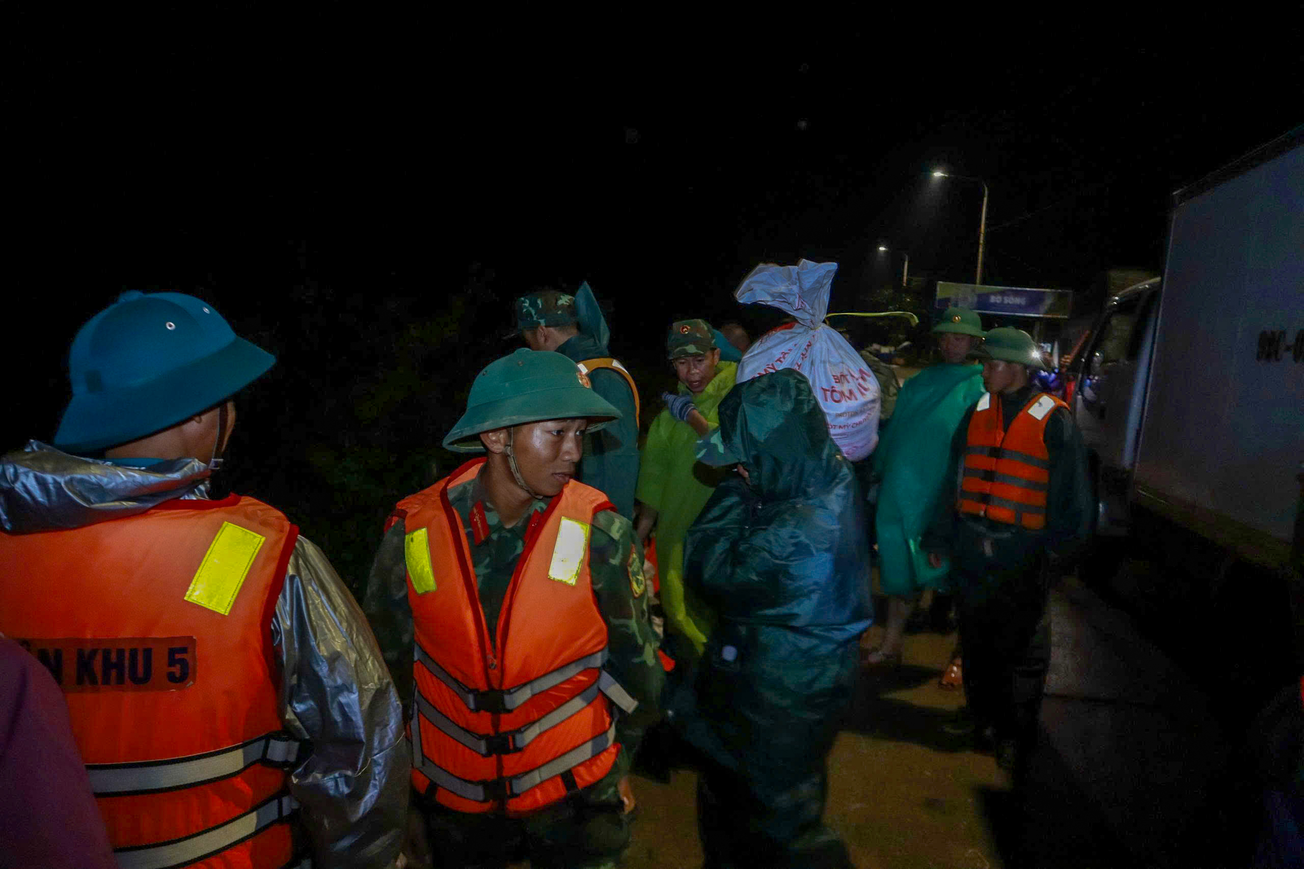 Qu&acirc;n đội huy động 500 c&aacute;n bộ, chiến sĩ "cứu" bờ k&egrave; An Lương trong đ&ecirc;m- Ảnh 5.
