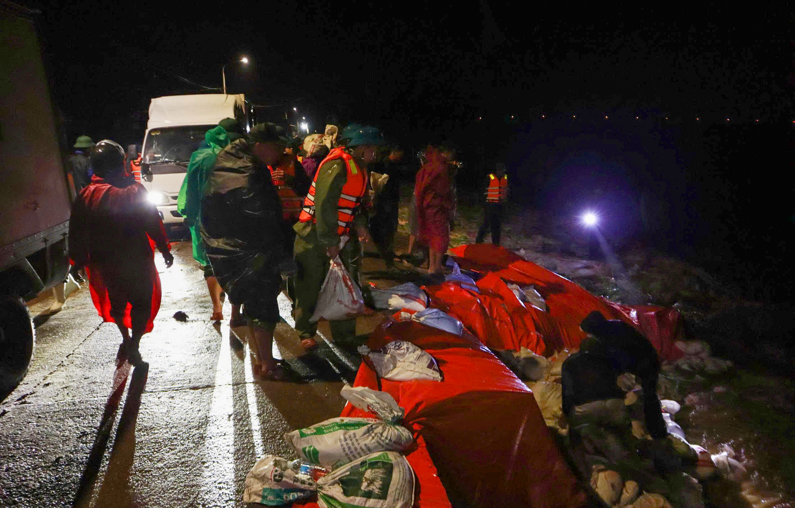 Qu&acirc;n đội huy động 500 c&aacute;n bộ, chiến sĩ "cứu" bờ k&egrave; An Lương trong đ&ecirc;m- Ảnh 6.