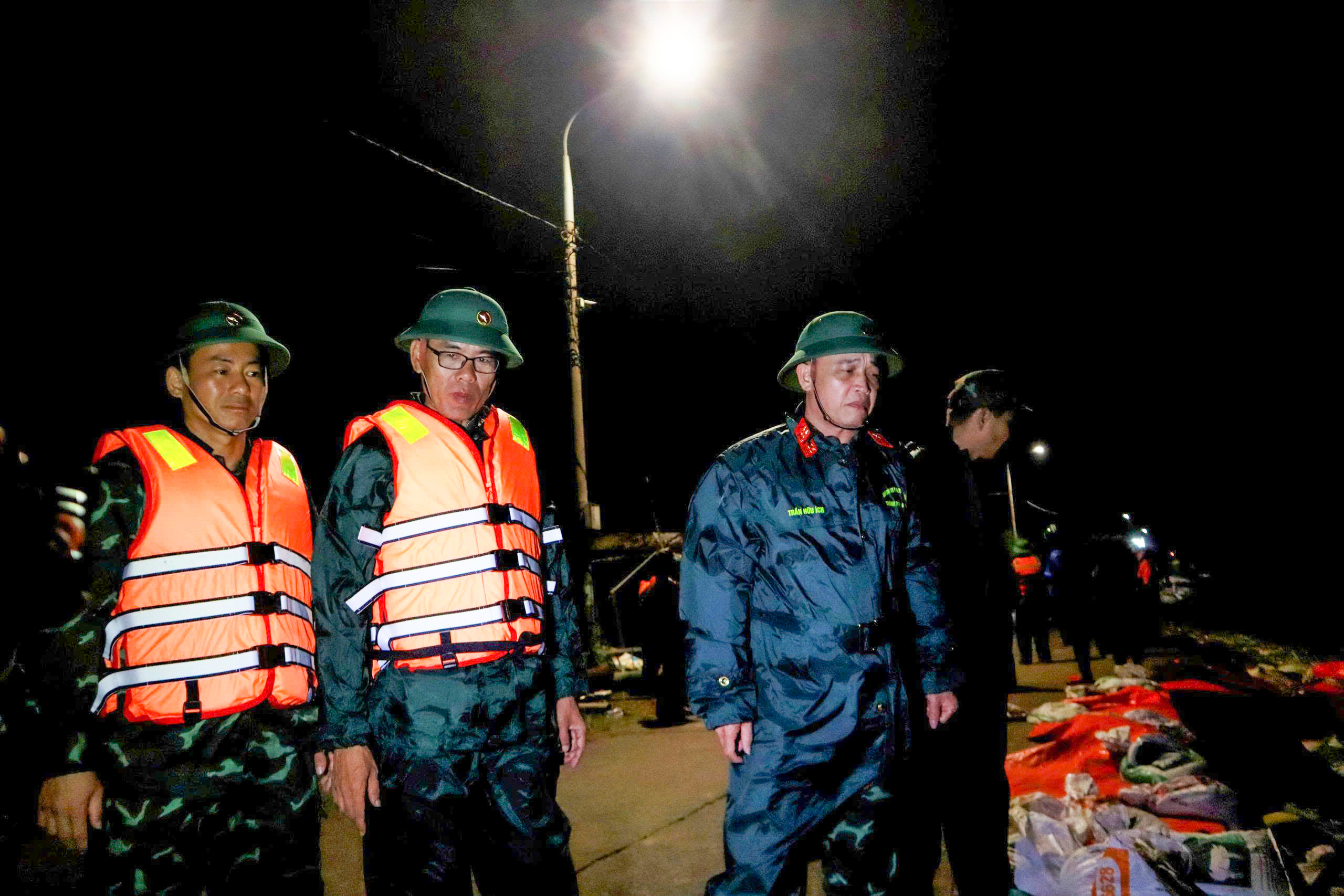 Qu&acirc;n đội huy động 500 c&aacute;n bộ, chiến sĩ "cứu" bờ k&egrave; An Lương trong đ&ecirc;m- Ảnh 3.