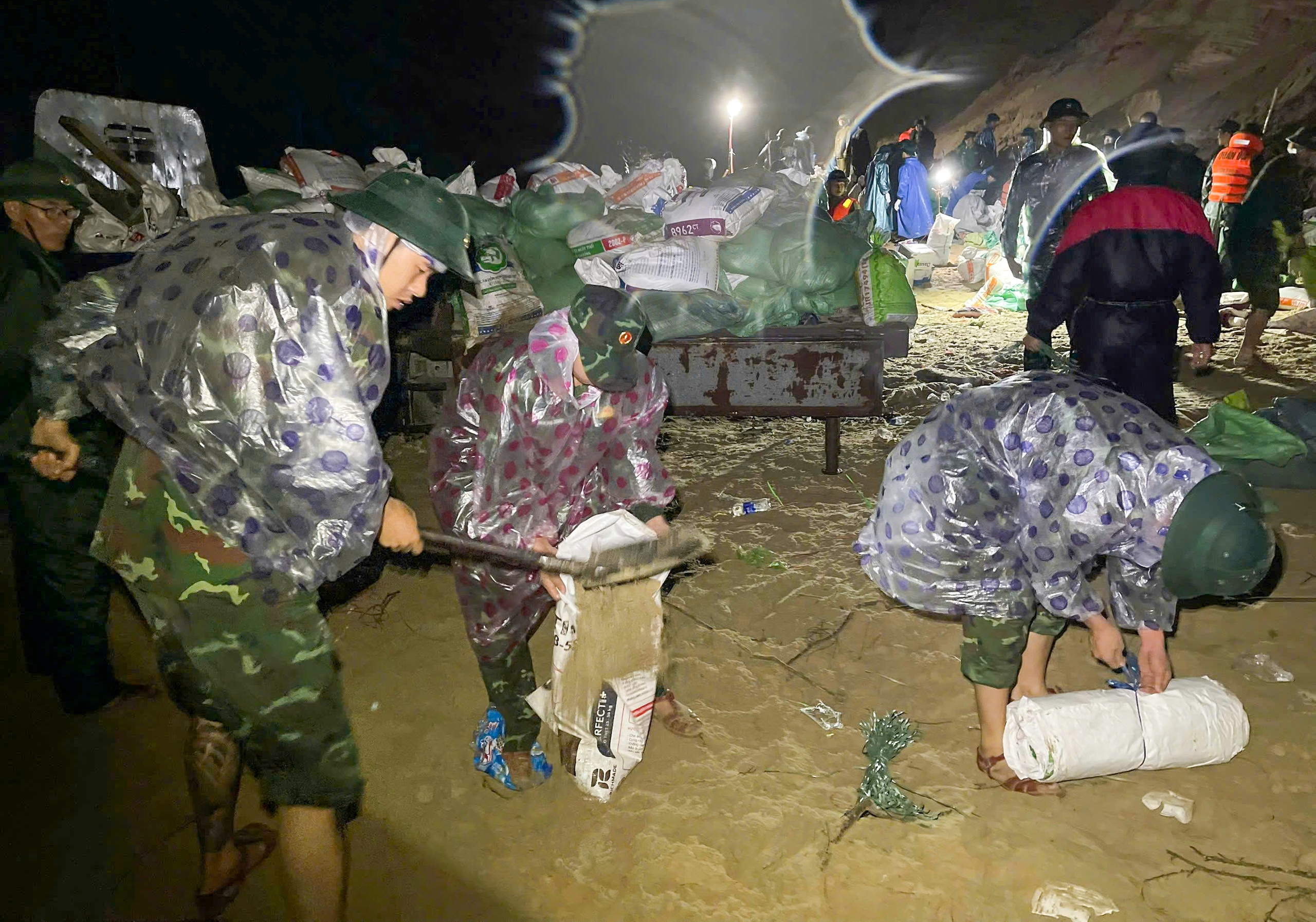 Qu&acirc;n đội huy động 500 c&aacute;n bộ, chiến sĩ "cứu" bờ k&egrave; An Lương trong đ&ecirc;m- Ảnh 7.