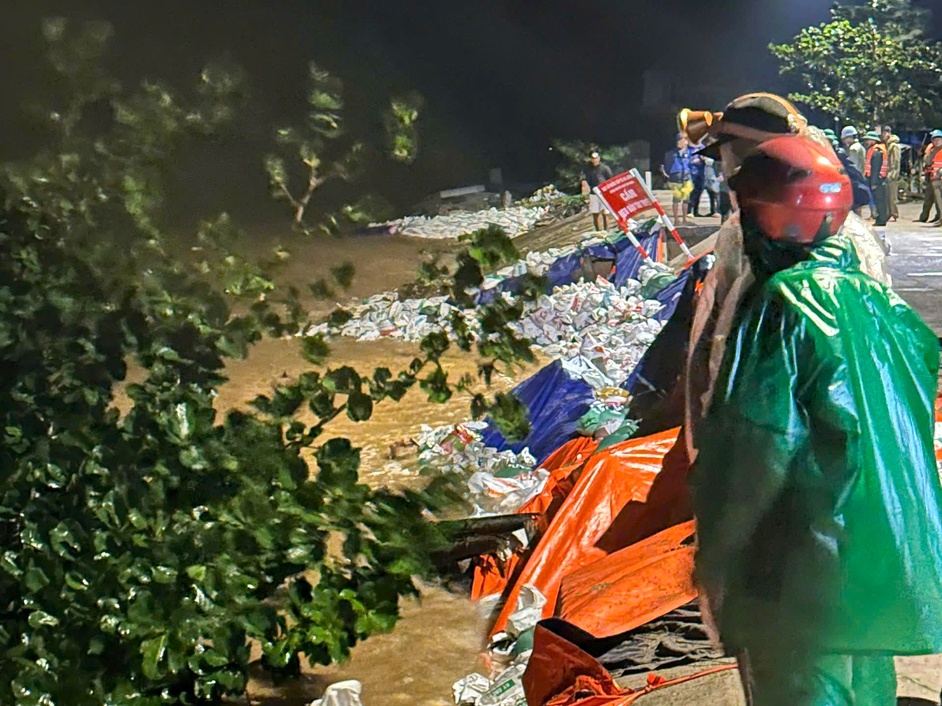 Qu&acirc;n đội huy động 500 c&aacute;n bộ, chiến sĩ "cứu" bờ k&egrave; An Lương trong đ&ecirc;m- Ảnh 2.