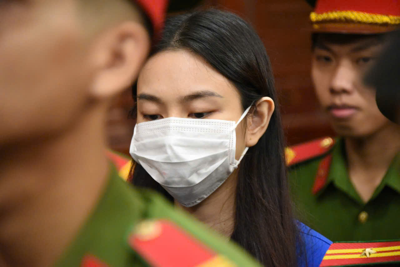 Đang x&eacute;t xử vụ kẹo Kera: Th&ugrave;y Ti&ecirc;n, Quang Linh Vlogs, Hằng Du Mục đối diện mức 1-5 năm t&ugrave;- Ảnh 3.