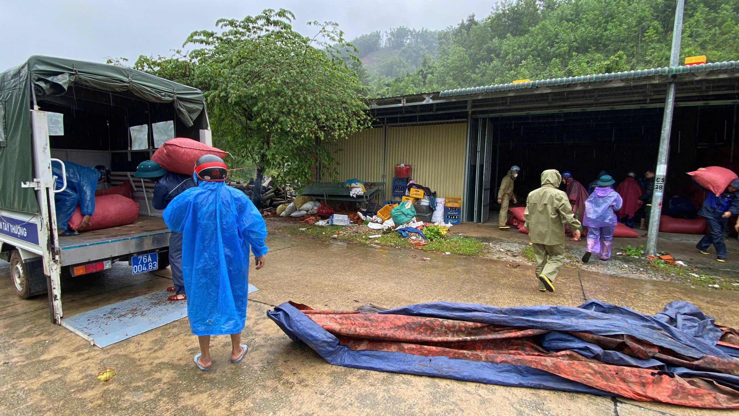 Quảng Ng&atilde;i: Sạt lở n&uacute;i v&ugrave;i nh&agrave; d&acirc;n tr&ecirc;n đường Đ&ocirc;ng Trường Sơn, giao th&ocirc;ng tắc nghẽn- Ảnh 5.