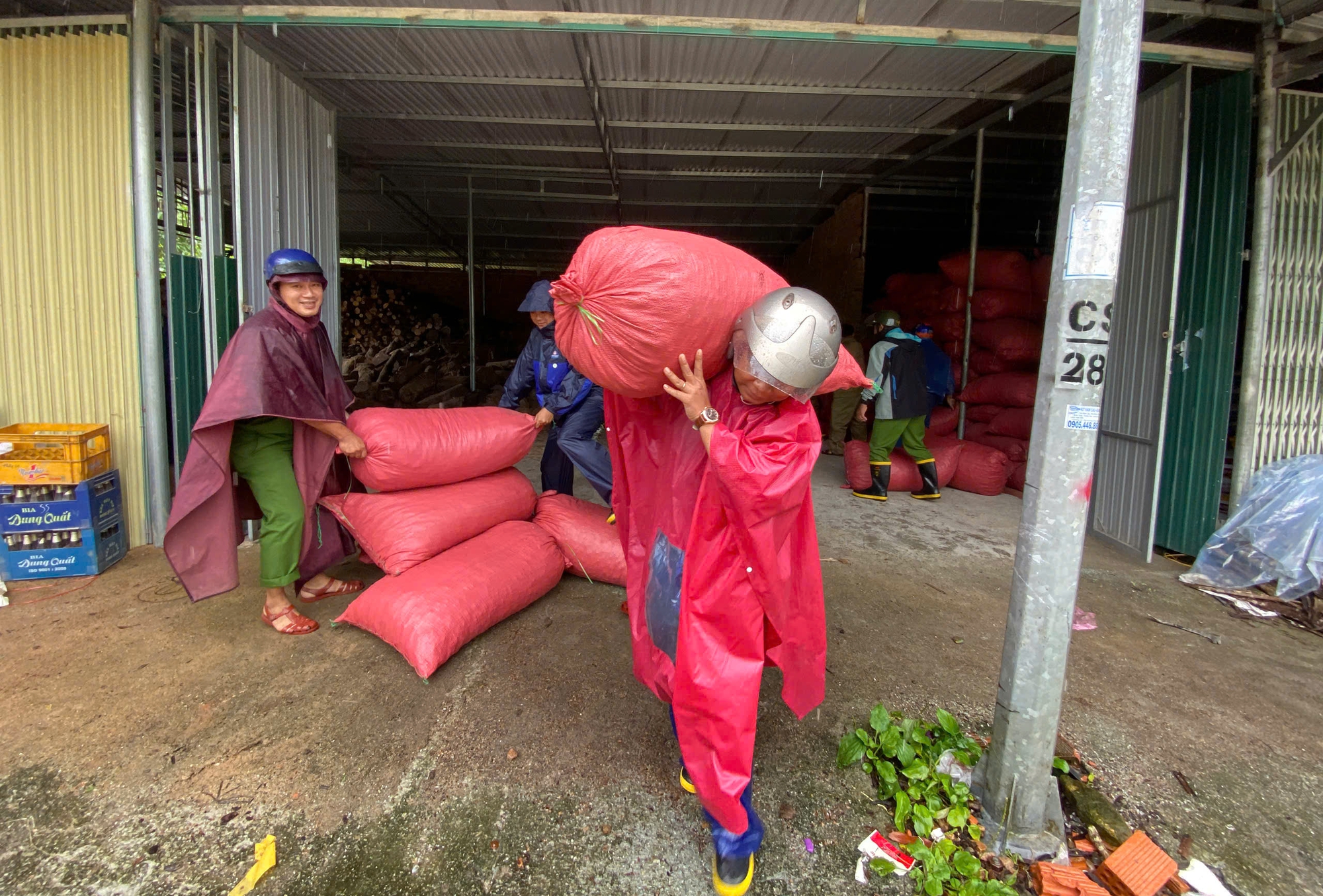 Quảng Ng&atilde;i: Sạt lở n&uacute;i v&ugrave;i nh&agrave; d&acirc;n tr&ecirc;n đường Đ&ocirc;ng Trường Sơn, giao th&ocirc;ng tắc nghẽn- Ảnh 6.
