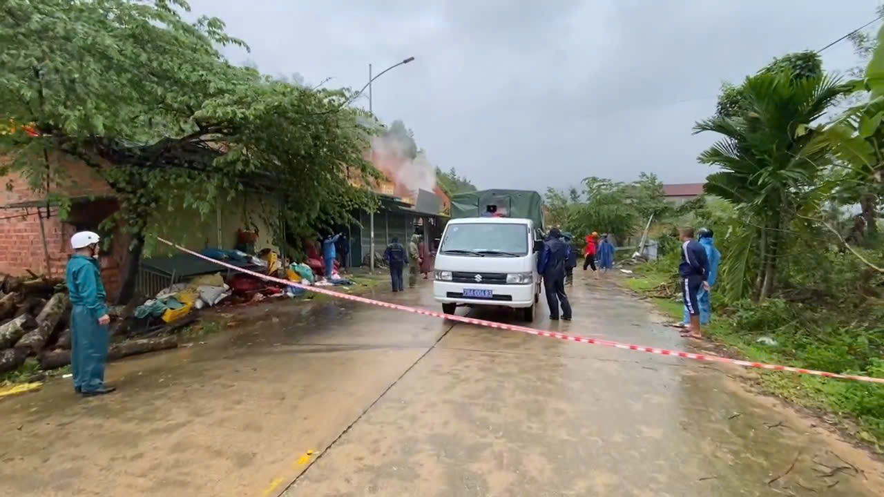 Quảng Ng&atilde;i: Sạt lở n&uacute;i v&ugrave;i nh&agrave; d&acirc;n tr&ecirc;n đường Đ&ocirc;ng Trường Sơn, giao th&ocirc;ng tắc nghẽn- Ảnh 8.