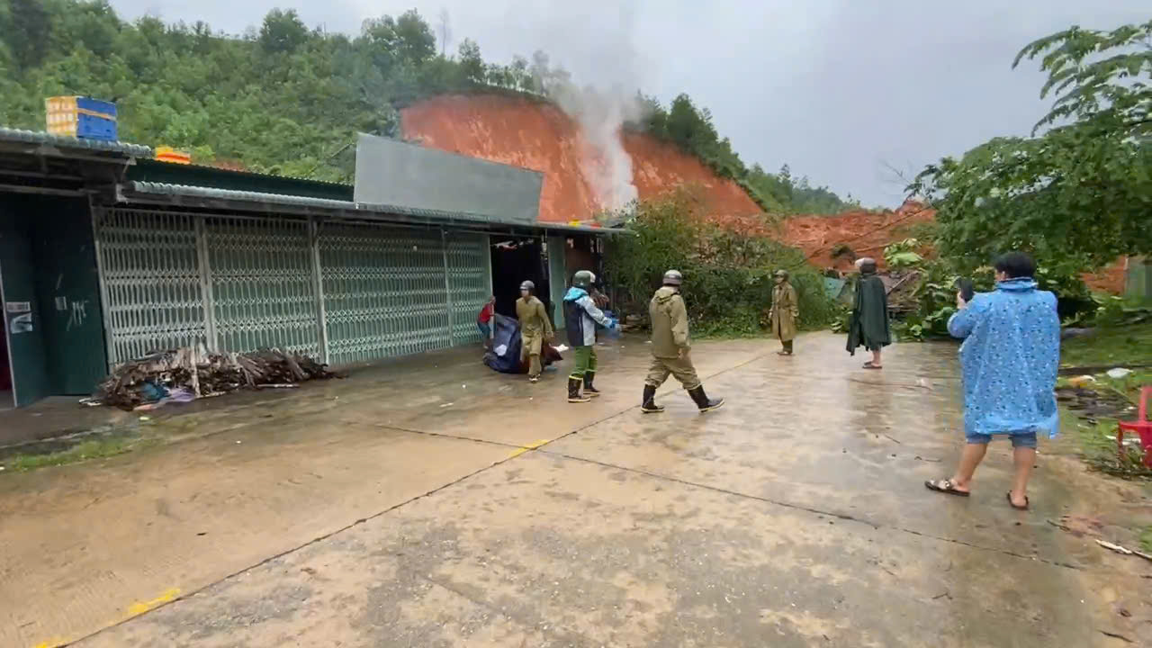 Quảng Ng&atilde;i: Sạt lở n&uacute;i v&ugrave;i nh&agrave; d&acirc;n tr&ecirc;n đường Đ&ocirc;ng Trường Sơn, giao th&ocirc;ng tắc nghẽn- Ảnh 4.