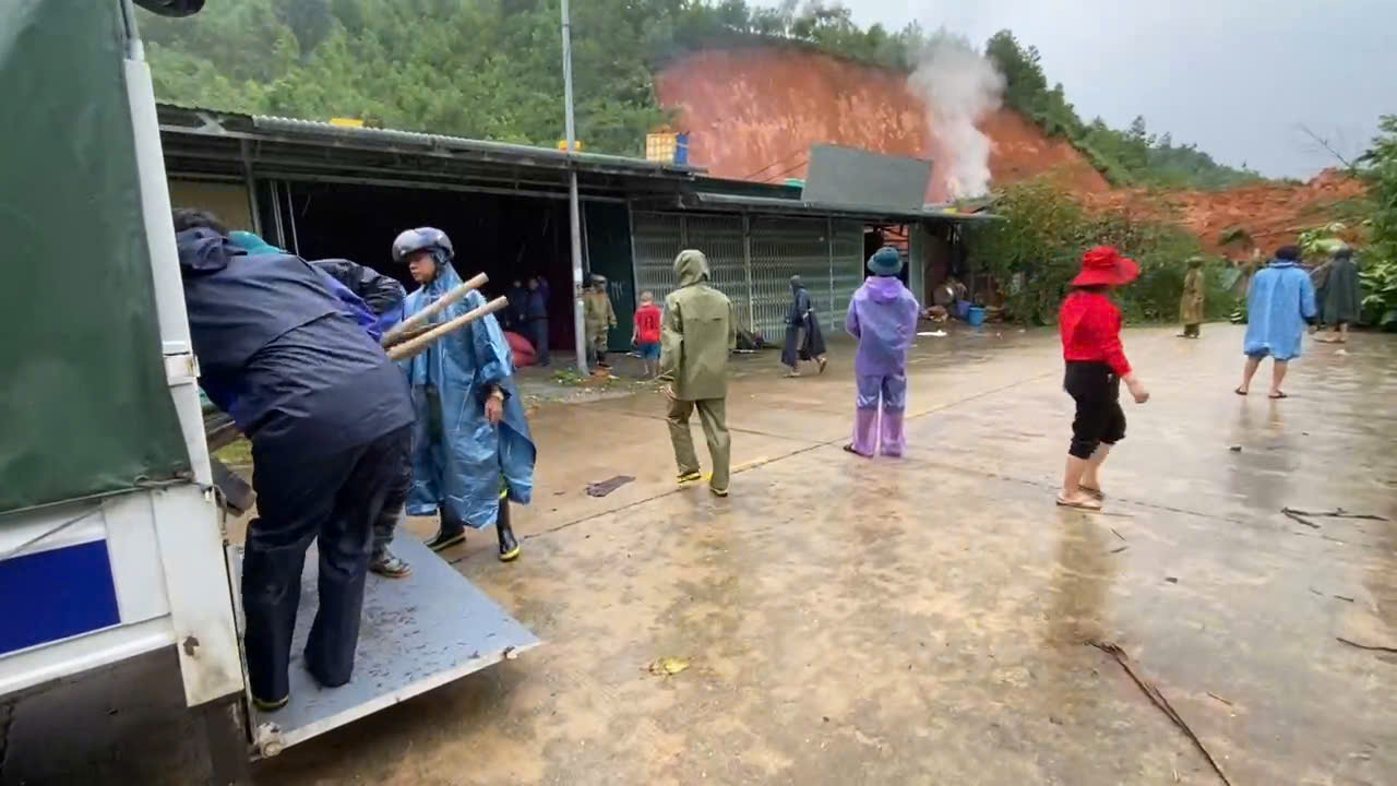 Quảng Ng&atilde;i: Sạt lở n&uacute;i v&ugrave;i nh&agrave; d&acirc;n tr&ecirc;n đường Đ&ocirc;ng Trường Sơn, giao th&ocirc;ng tắc nghẽn- Ảnh 10.