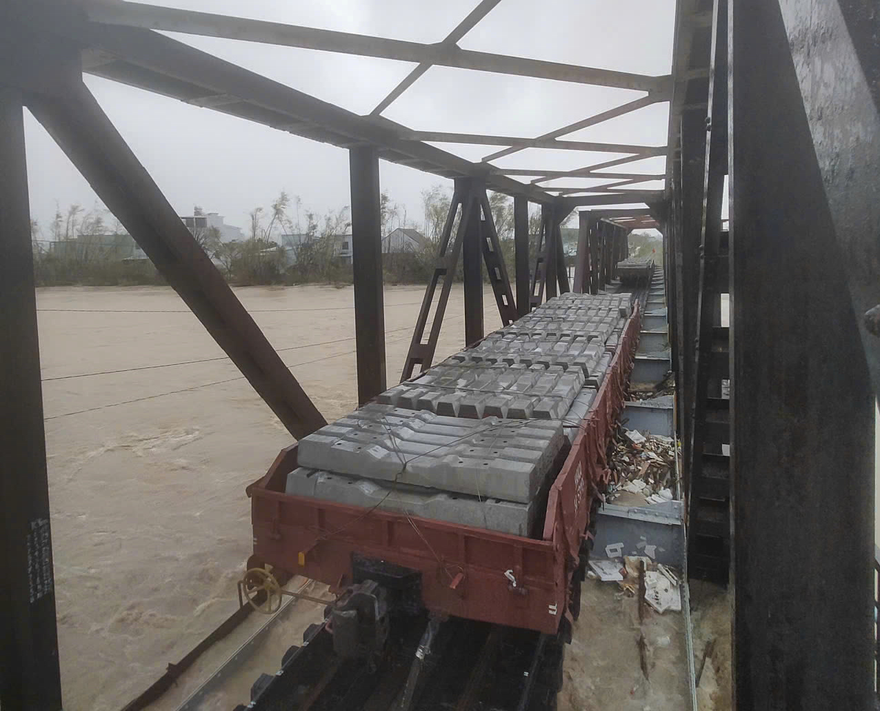 Điều toa xe chở t&agrave; vẹt &ldquo;chặn&rdquo; tr&ecirc;n 2 cầu đường sắt, tr&aacute;nh nước lũ cuốn tr&ocirc;i- Ảnh 2.