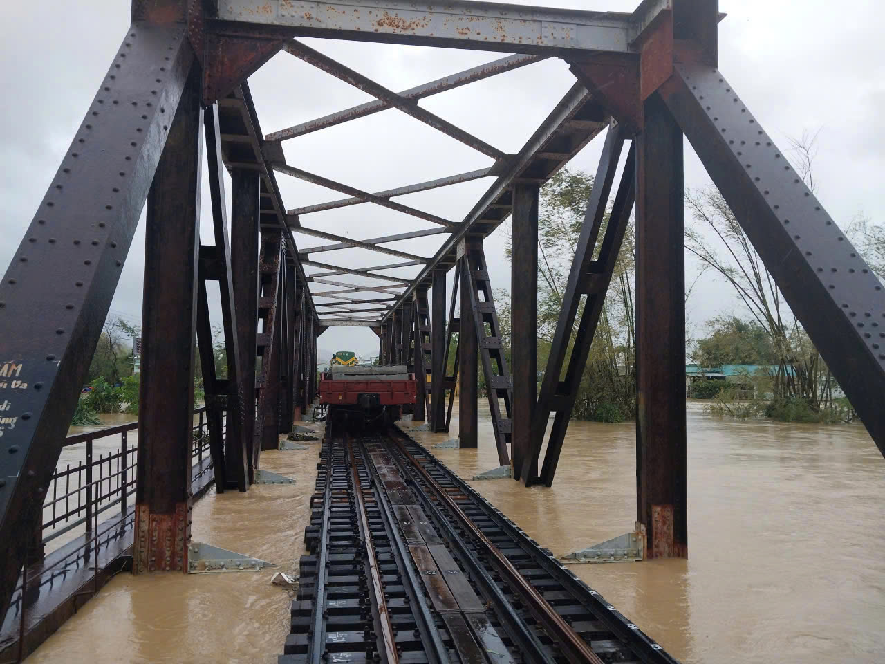 Khẩn cấp bảo vệ hạ tầng đường sắt trước mưa lũ lịch sử ở Trung Bộ- Ảnh 1.