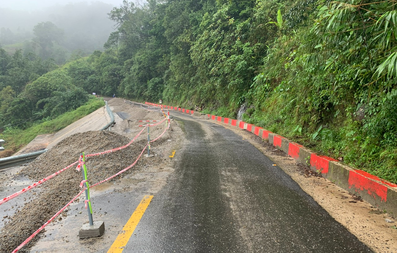 Chạy đua với mưa lũ khắc phục sụt l&uacute;n tr&ecirc;n quốc lộ 24 nối lại mạch giao th&ocirc;ng- Ảnh 9.