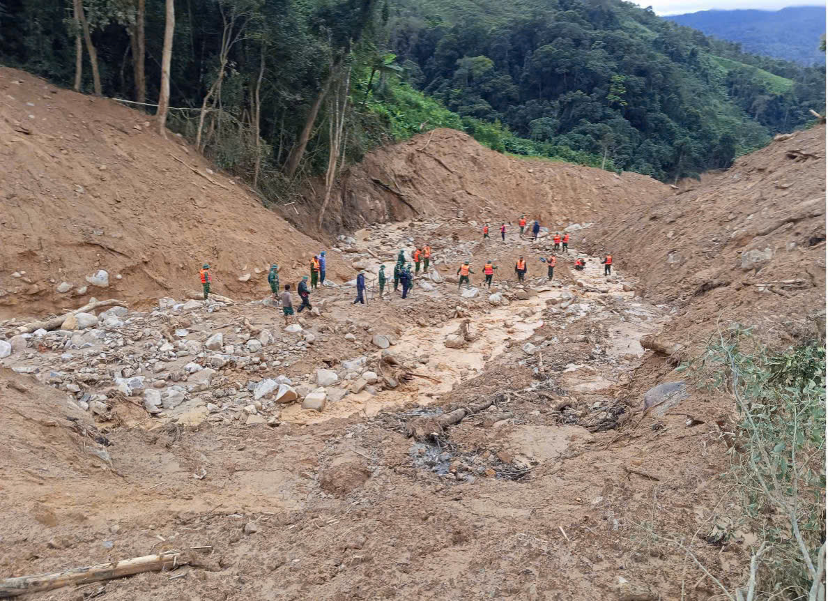 Ph&aacute;t hiện một thi thể vụ lở n&uacute;i l&agrave;m 3 người mất t&iacute;ch ở Đ&agrave; Nẵng- Ảnh 1.