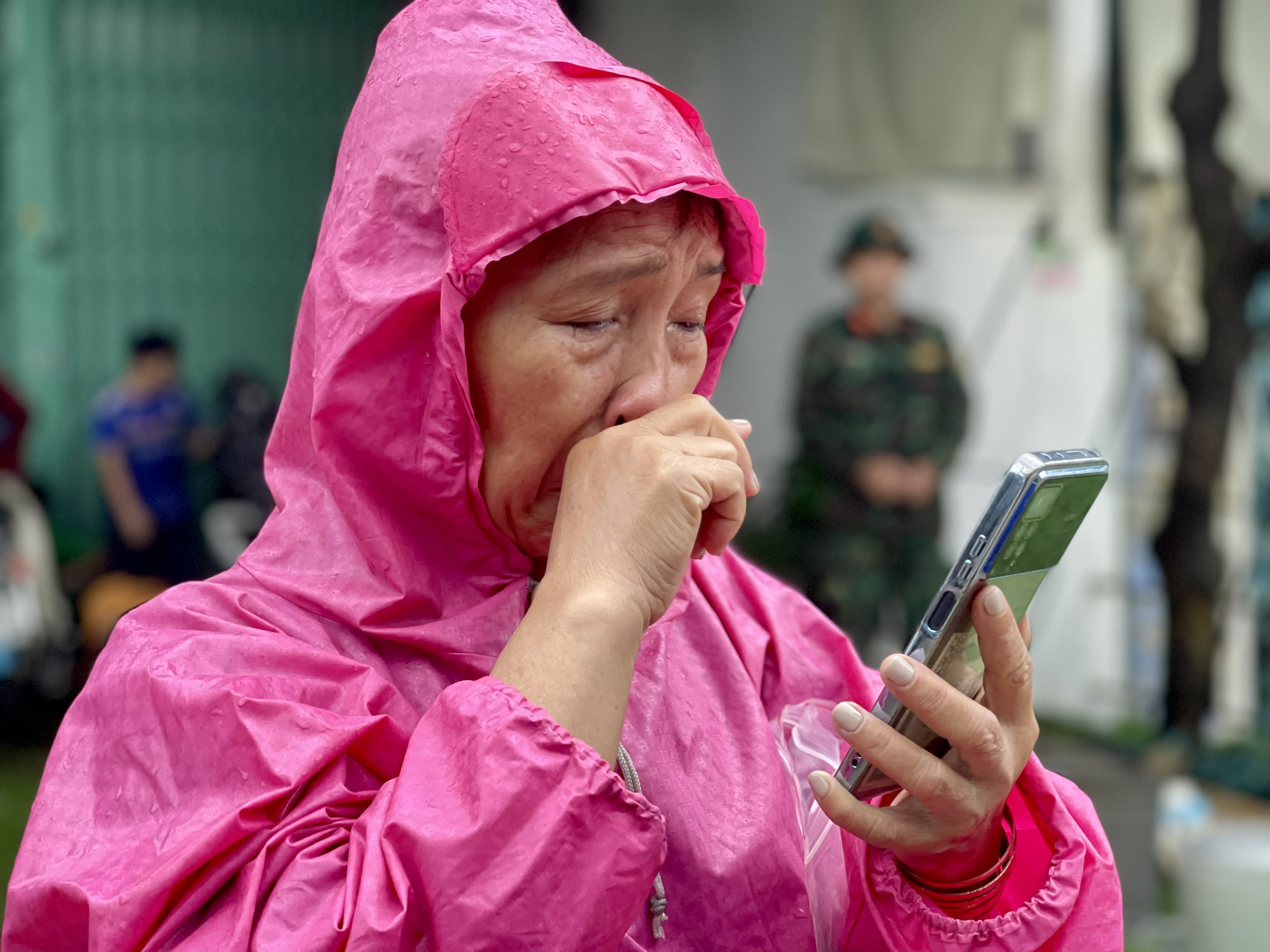 Bộ đội Gia Lai vượt lũ cứu người d&acirc;n v&ugrave;ng ngập s&acirc;u- Ảnh 10.