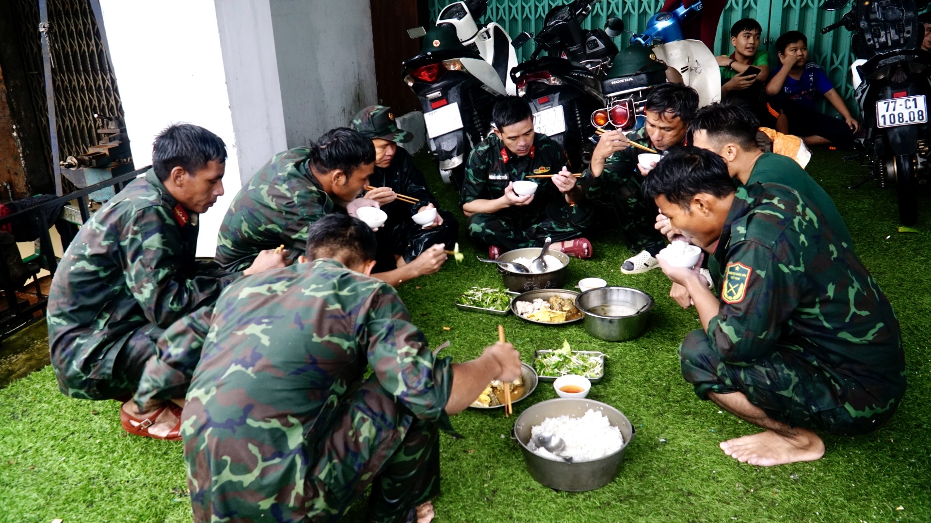 Bộ đội Gia Lai vượt lũ cứu người d&acirc;n v&ugrave;ng ngập s&acirc;u- Ảnh 11.