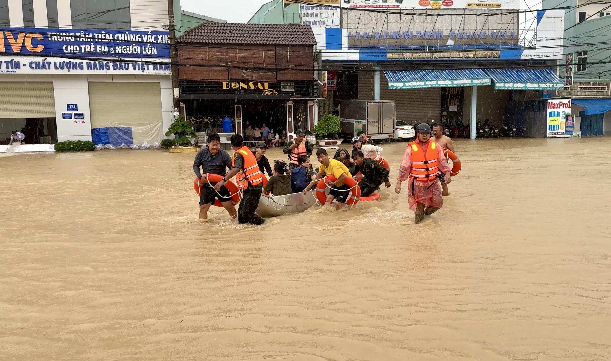 Bộ đội Gia Lai vượt lũ cứu người d&acirc;n v&ugrave;ng ngập s&acirc;u- Ảnh 1.