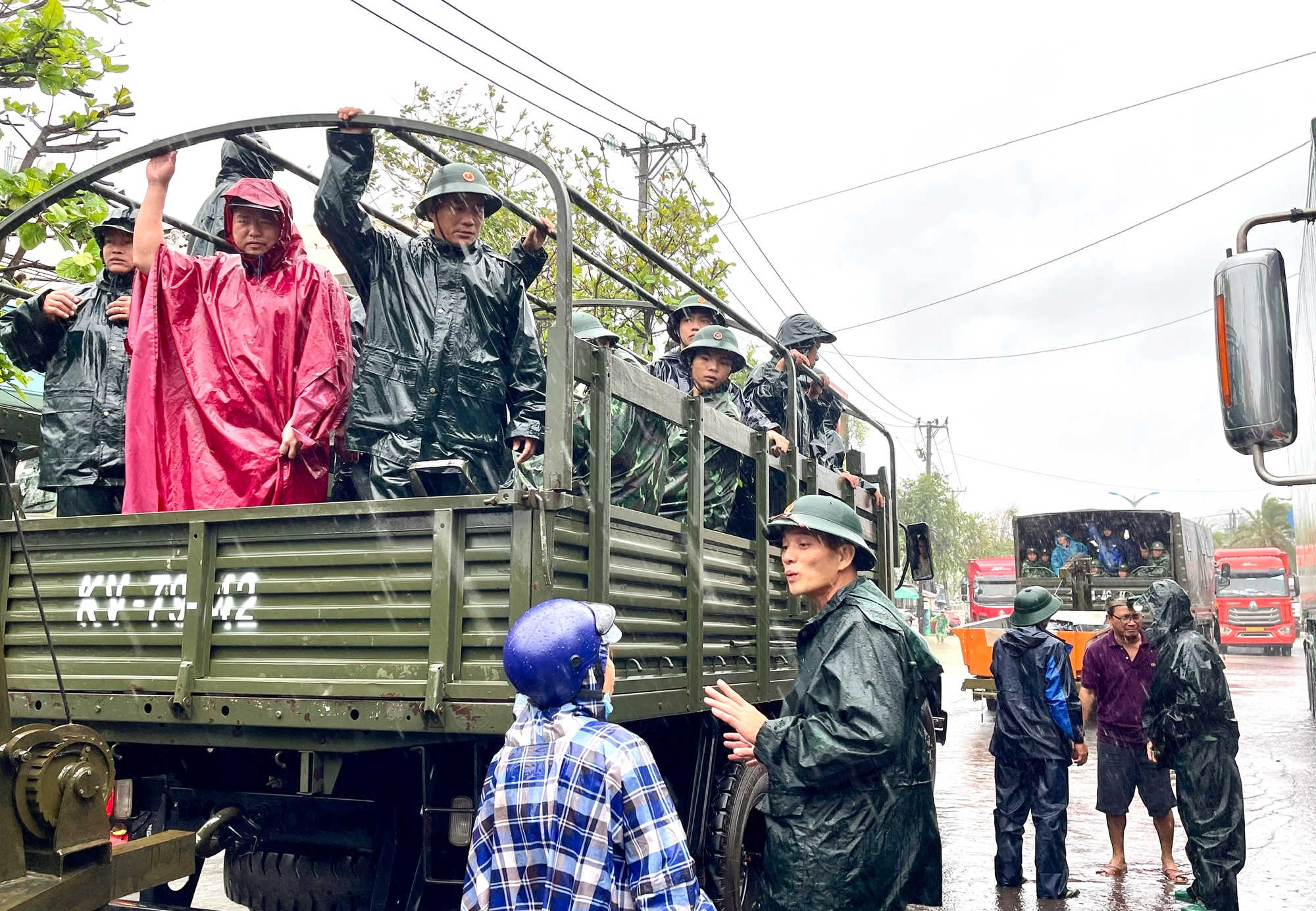 Bộ đội Gia Lai vượt lũ cứu người d&acirc;n v&ugrave;ng ngập s&acirc;u- Ảnh 8.