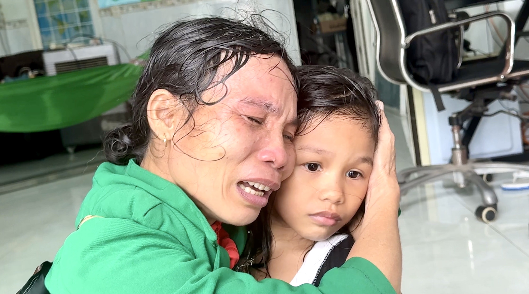 Bộ đội Gia Lai vượt lũ cứu người d&acirc;n v&ugrave;ng ngập s&acirc;u- Ảnh 2.