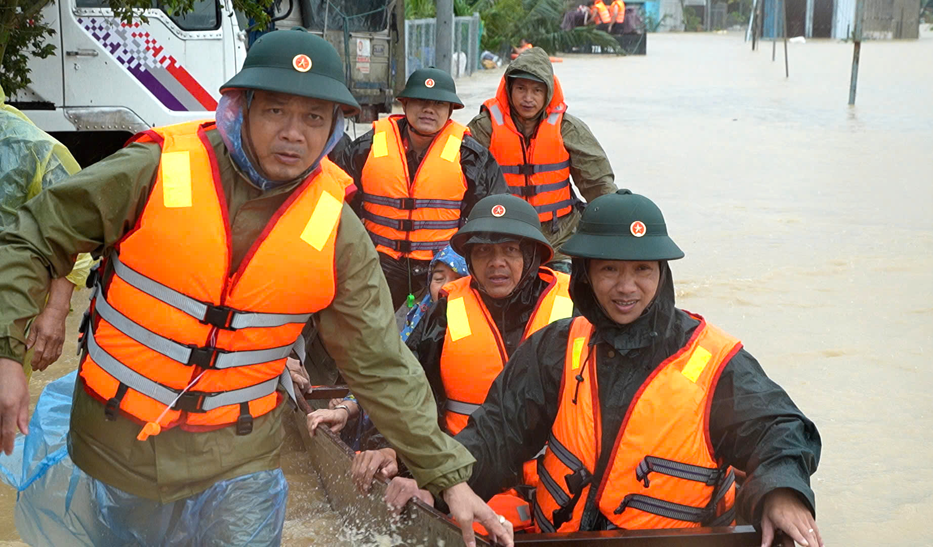 Bộ đội Gia Lai vượt lũ cứu người d&acirc;n v&ugrave;ng ngập s&acirc;u- Ảnh 3.