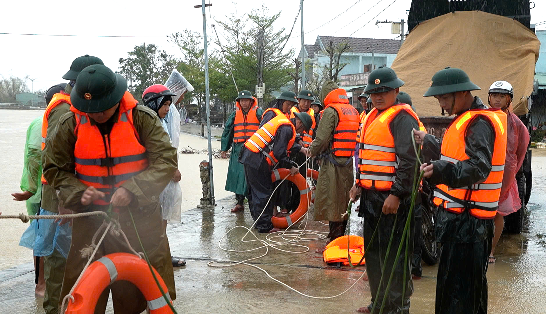 Bộ đội Gia Lai vượt lũ cứu người d&acirc;n v&ugrave;ng ngập s&acirc;u- Ảnh 7.