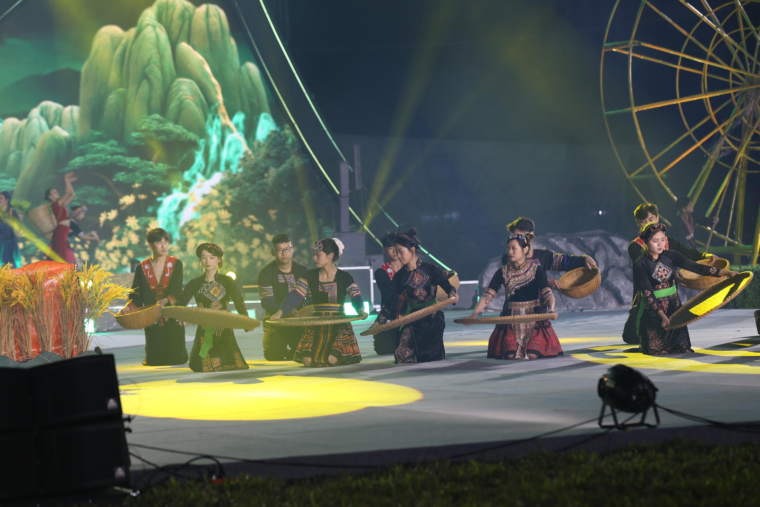 Festival S&ocirc;ng Hồng - L&agrave;o Cai "nơi con s&ocirc;ng Hồng chảy v&agrave;o đất Việt"- Ảnh 3.