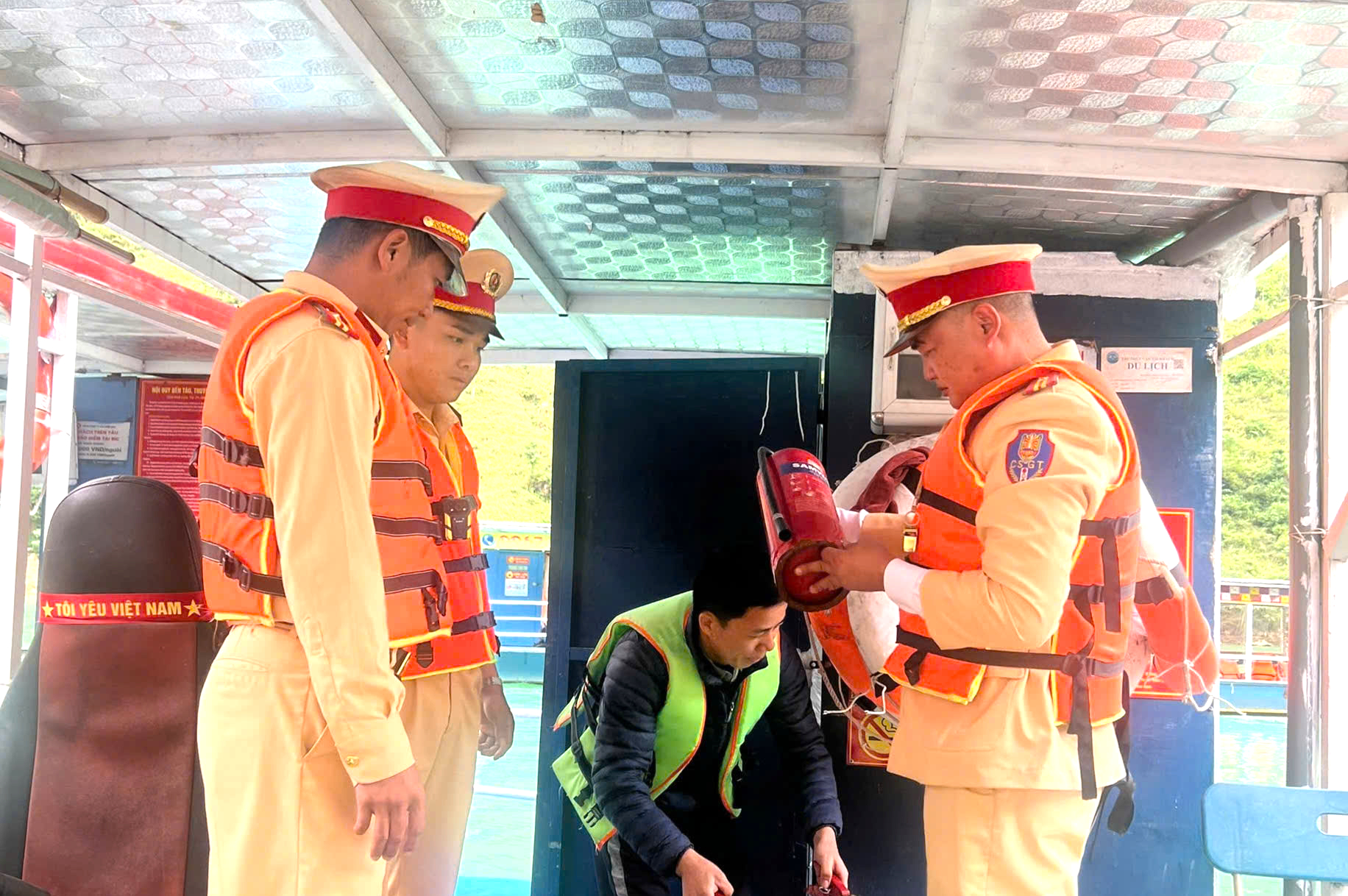 CSGT Tuy&ecirc;n Quang đảm bảo ATGT cho du kh&aacute;ch m&ugrave;a tam gi&aacute;c mạch- Ảnh 2.