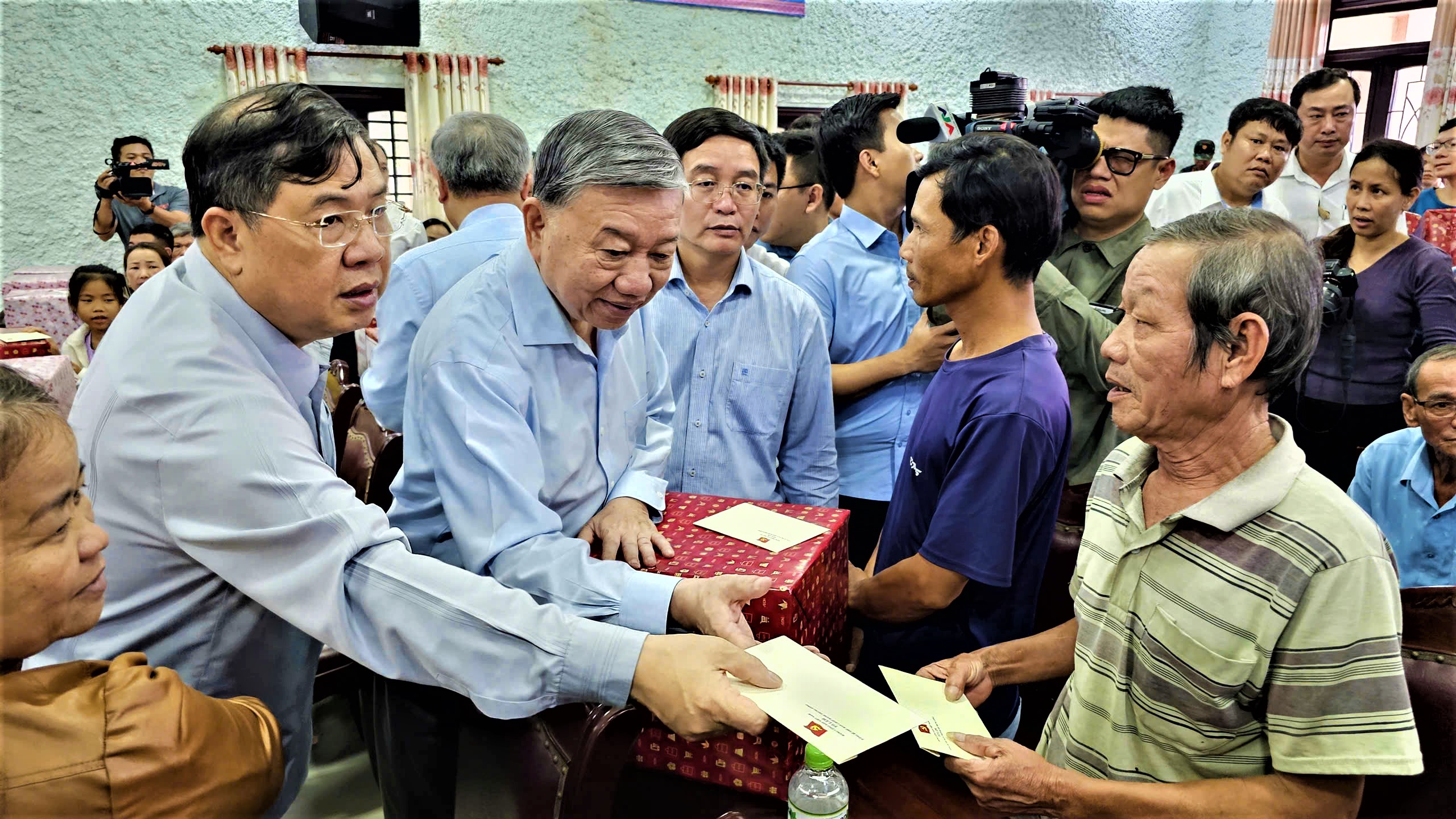 Tổng B&iacute; thư T&ocirc; L&acirc;m thăm, tặng qu&agrave; người d&acirc;n v&ugrave;ng rốn lũ ở Huế- Ảnh 5.