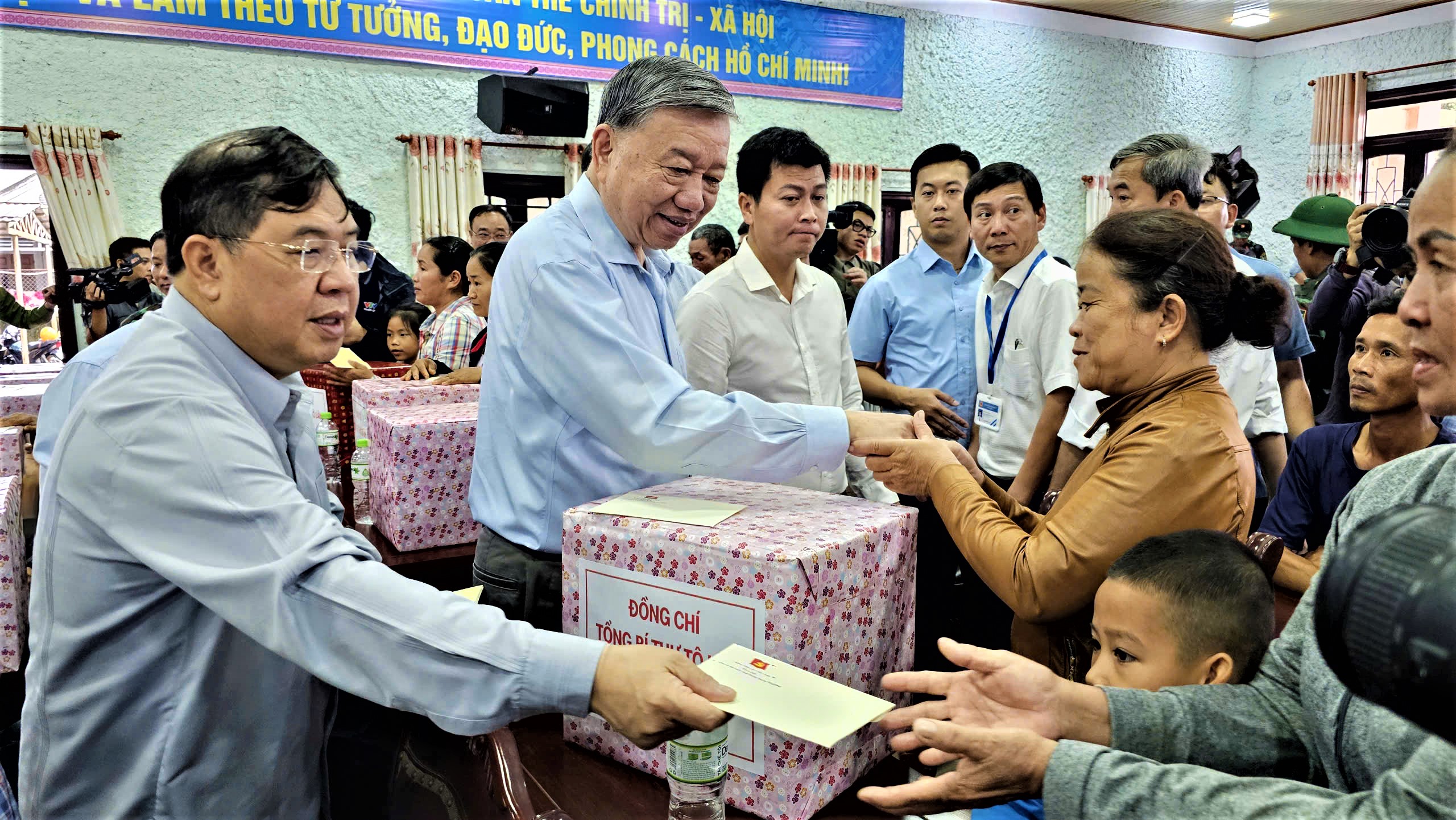 Tổng B&iacute; thư T&ocirc; L&acirc;m thăm, tặng qu&agrave; người d&acirc;n v&ugrave;ng rốn lũ ở Huế- Ảnh 8.