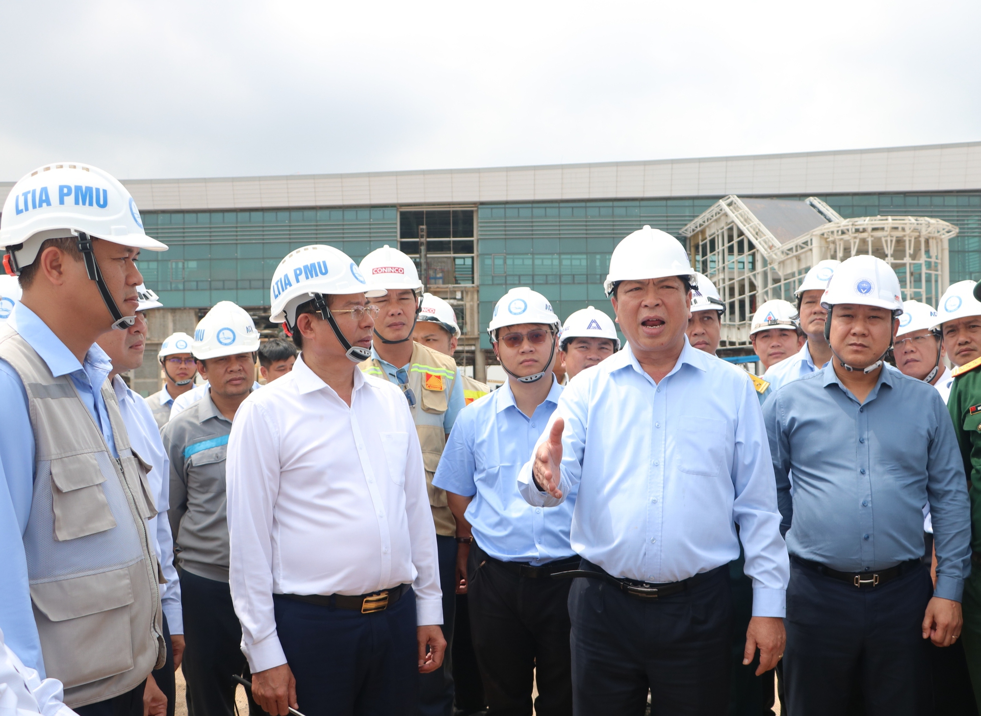 Bộ trưởng Trần Hồng Minh chỉ đạo "thi công sân bay Long Thành đến đâu, sạch đẹp đến đó"- Ảnh 16. Bộ trưởng Trần Hồng Minh chỉ đạo "thi công sân bay Long Thành đến đâu, sạch đẹp đến đó"- Ảnh 16.