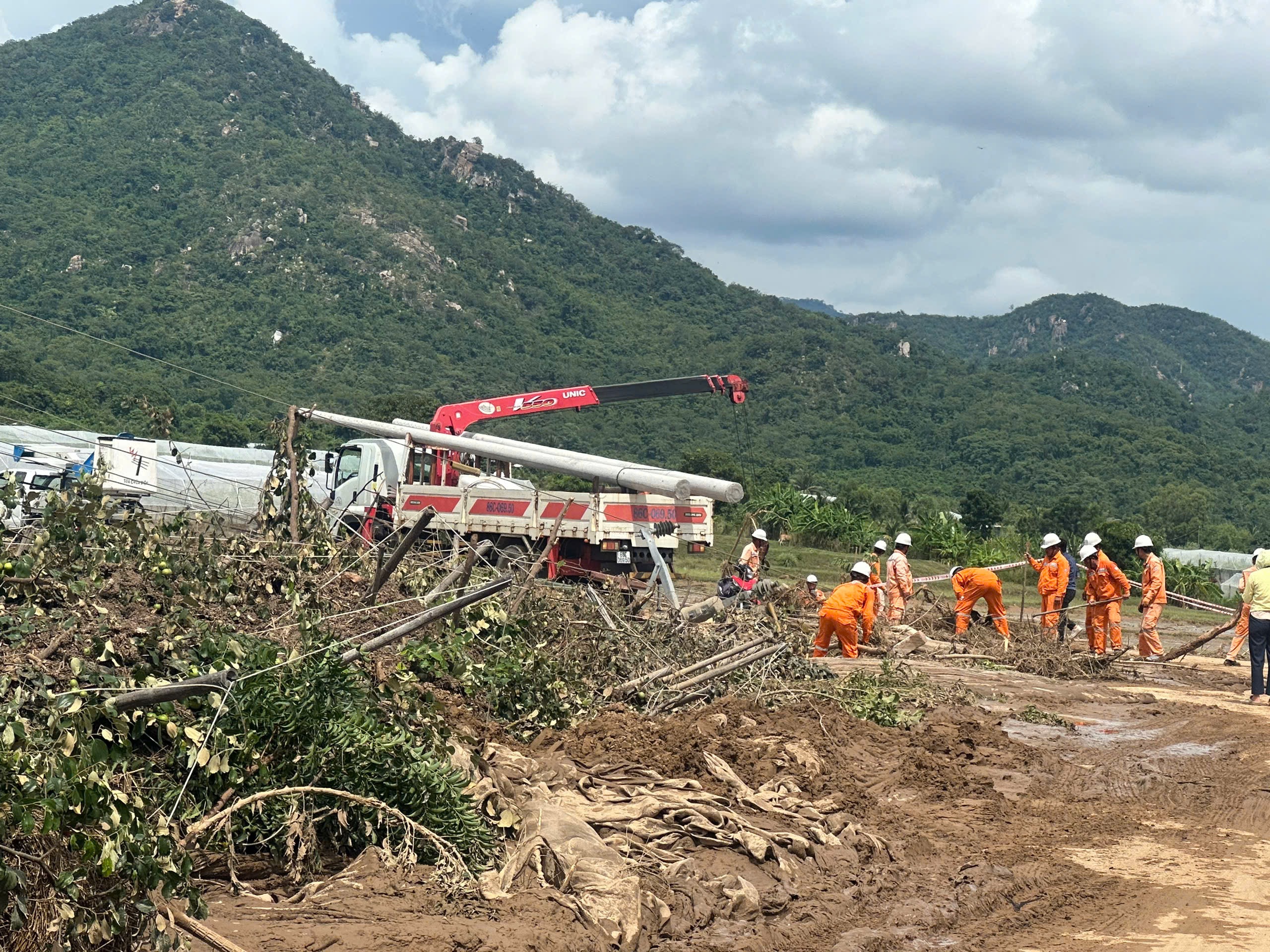 L&acirc;m Đồng: Th&agrave;nh lập 6 tổ c&ocirc;ng t&aacute;c để điều tra, khắc phục nhanh sự cố vỡ hồ tr&ecirc;n n&uacute;i- Ảnh 1.