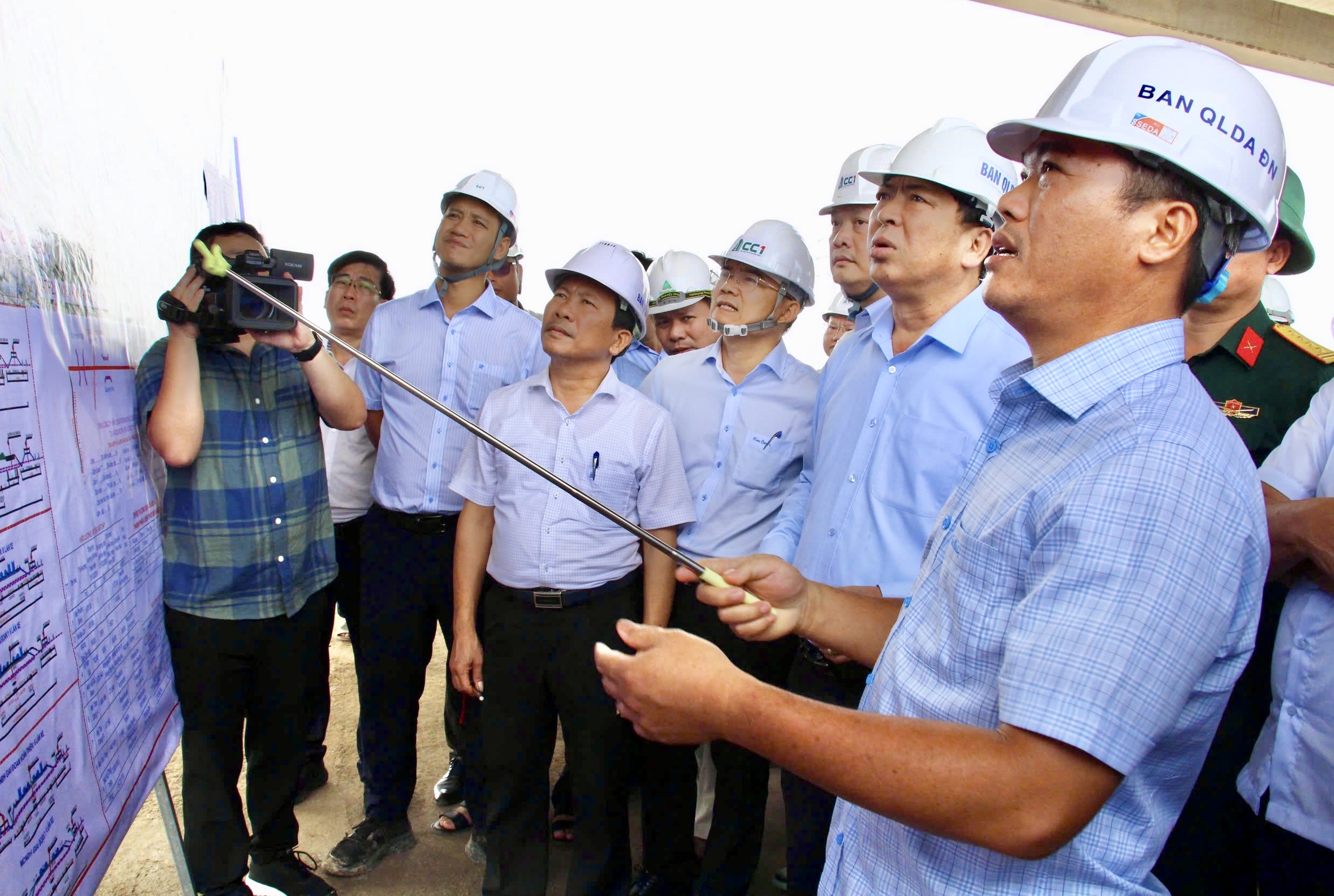 Bộ trưởng Trần Hồng Minh: Dốc to&agrave;n lực "trận đua cuối" th&ocirc;ng xe kỹ thuật cao tốc v&agrave;o 19/12- Ảnh 13.