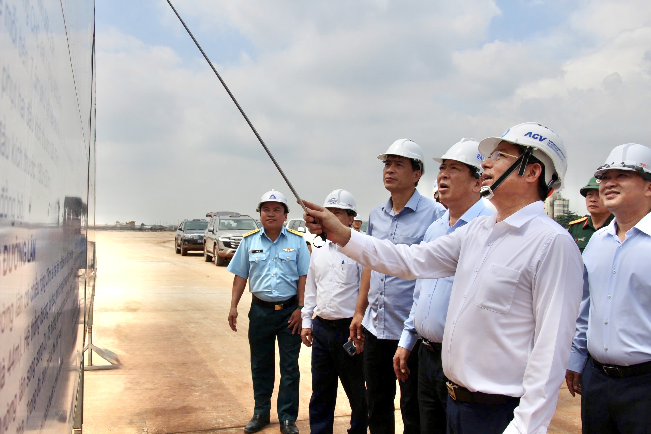 Bộ trưởng Trần Hồng Minh chỉ đạo "thi công sân bay Long Thành đến đâu, sạch đẹp đến đó"- Ảnh 1. Bộ trưởng Trần Hồng Minh chỉ đạo "thi công sân bay Long Thành đến đâu, sạch đẹp đến đó"- Ảnh 1.