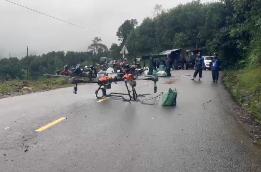 Đ&agrave; Nẵng: D&ugrave;ng drone vận chuyển h&agrave;ng hỗ trợ người d&acirc;n ở nơi bị chia cắt, c&ocirc; lập- Ảnh 1.