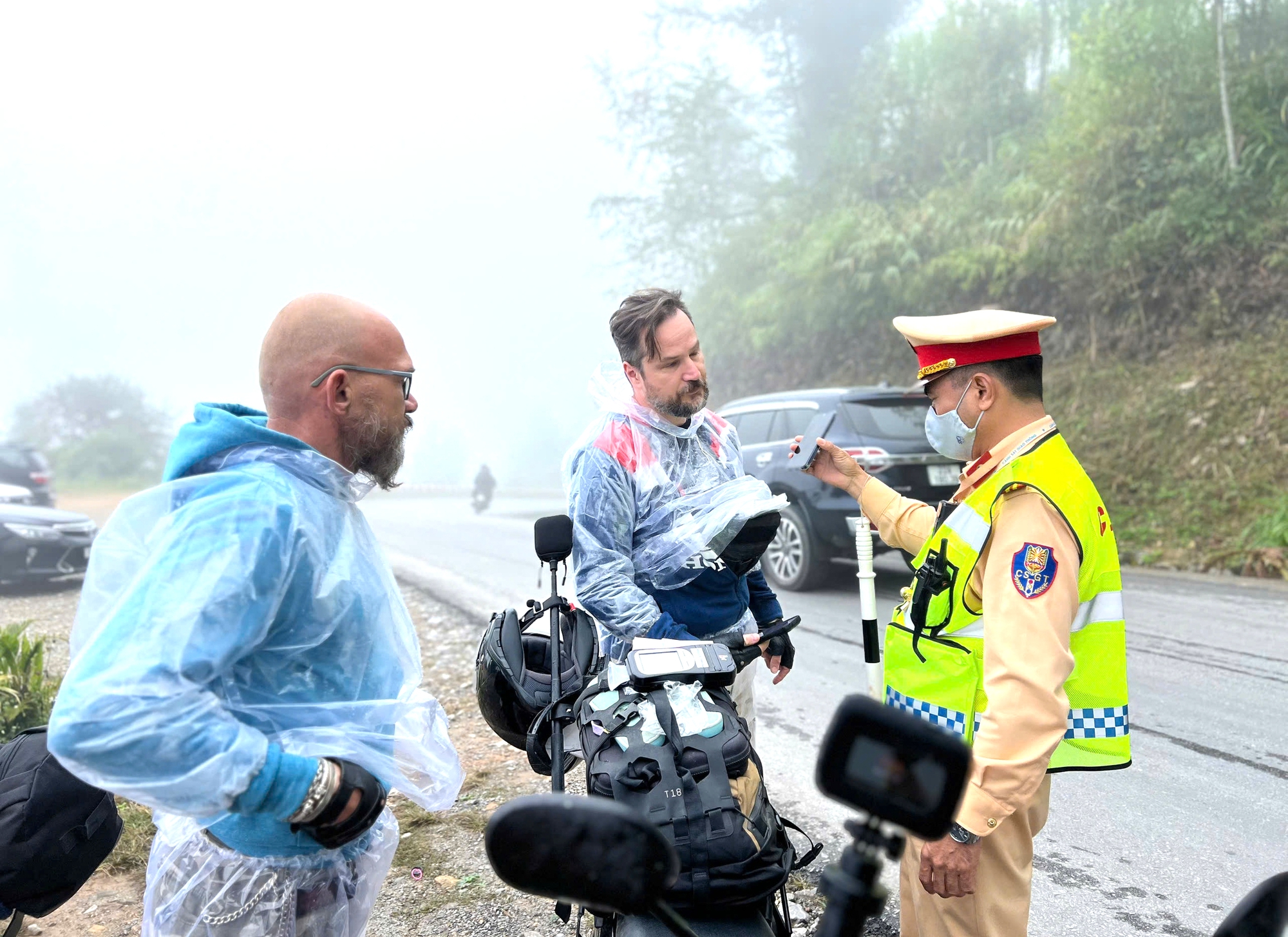 CSGT Tuy&ecirc;n Quang đảm bảo ATGT cho du kh&aacute;ch m&ugrave;a tam gi&aacute;c mạch- Ảnh 3.