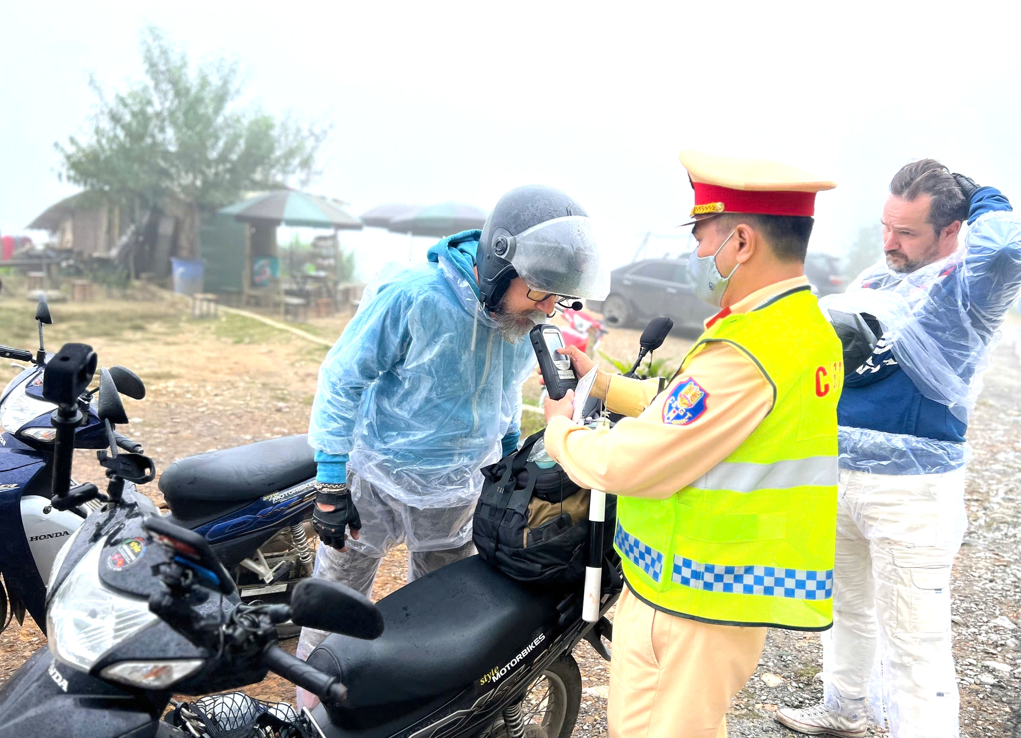CSGT Tuy&ecirc;n Quang đảm bảo ATGT cho du kh&aacute;ch m&ugrave;a tam gi&aacute;c mạch- Ảnh 4.