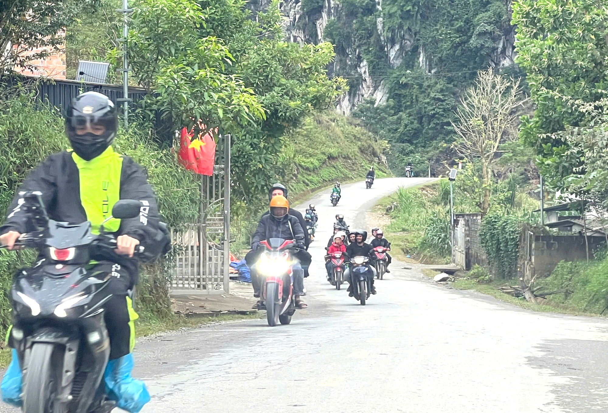 CSGT Tuy&ecirc;n Quang đảm bảo ATGT cho du kh&aacute;ch m&ugrave;a tam gi&aacute;c mạch- Ảnh 7.