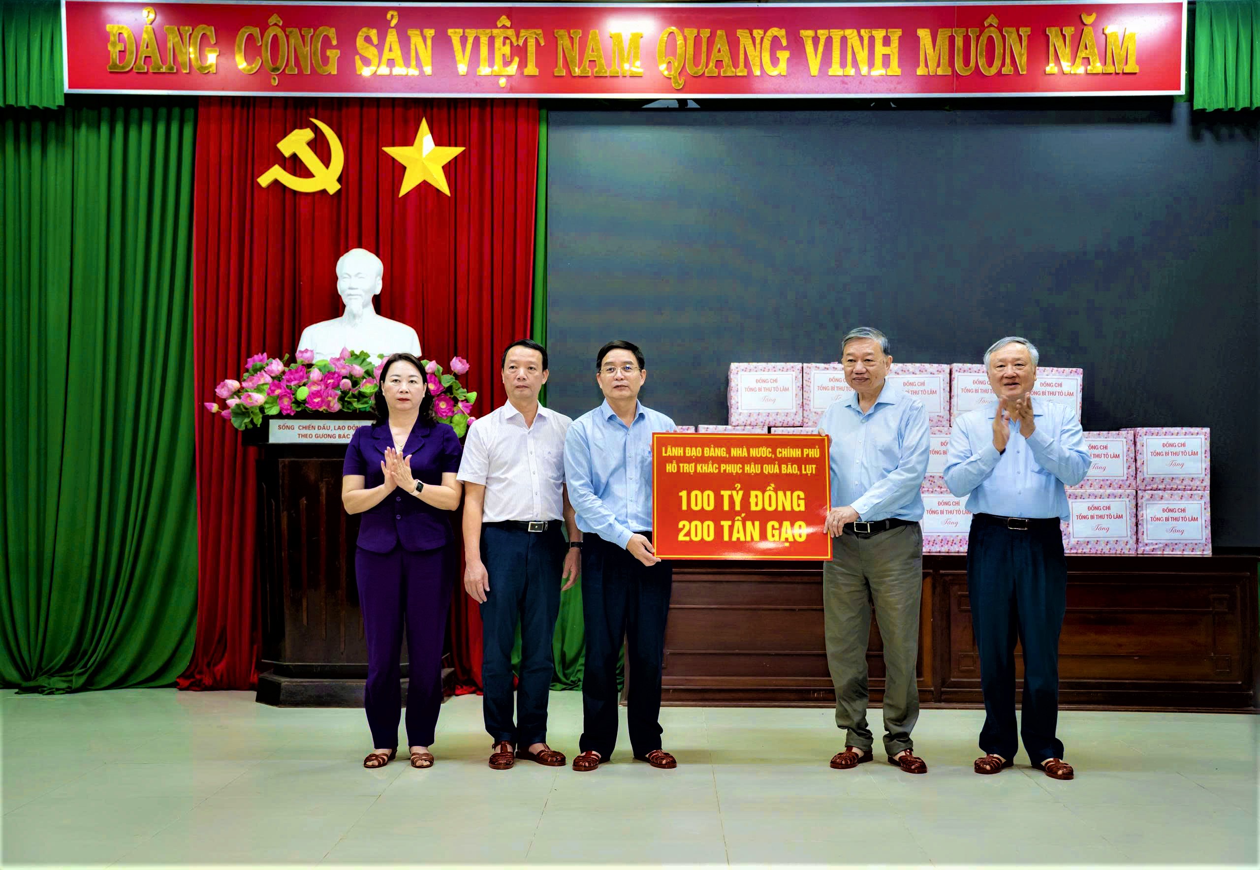 Tổng B&iacute; thư T&ocirc; L&acirc;m thăm, tặng qu&agrave; người d&acirc;n v&ugrave;ng rốn lũ ở Huế- Ảnh 10.