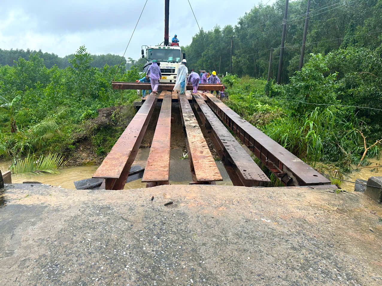 12 giờ dựng xong cầu tạm, nối lưu th&ocirc;ng đoạn cầu sập do mưa lũ ở Quảng Ng&atilde;i- Ảnh 5.