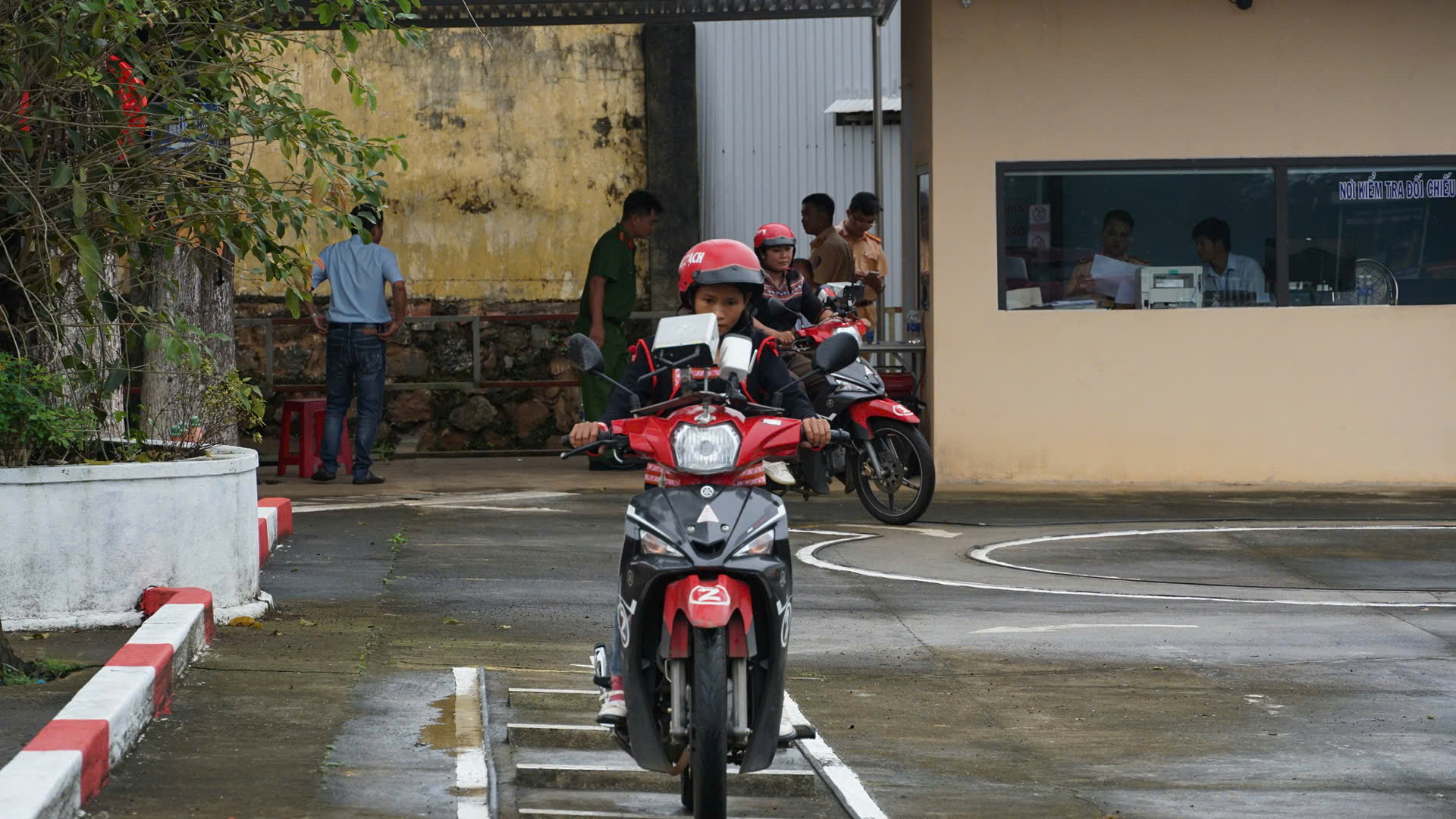 Gia Lai: Hơn 400 học vi&ecirc;n v&ugrave;ng bi&ecirc;n được đưa đ&oacute;n, ph&aacute;t cơm miễn ph&iacute; khi s&aacute;t hạch GPLX- Ảnh 8.