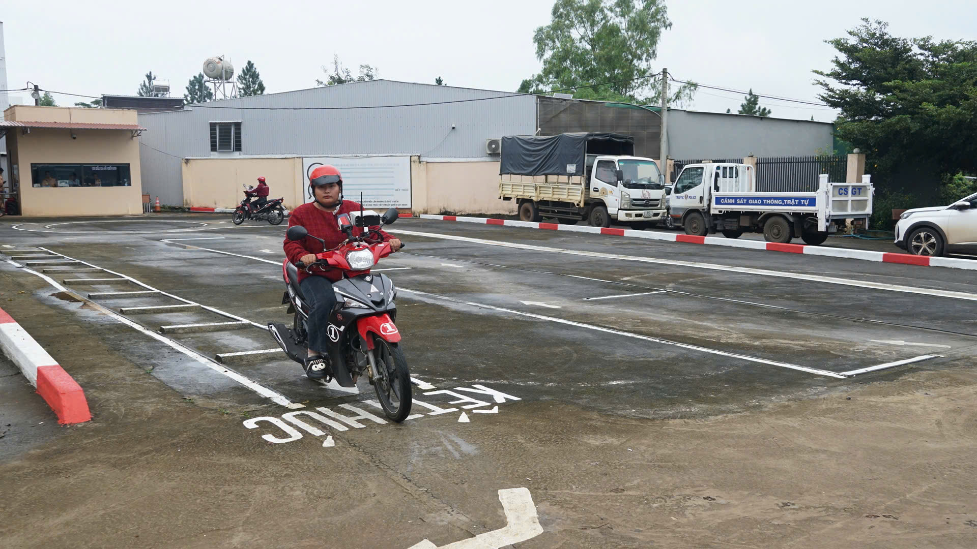 Gia Lai: Hơn 400 học vi&ecirc;n v&ugrave;ng bi&ecirc;n được đưa đ&oacute;n, ph&aacute;t cơm miễn ph&iacute; khi s&aacute;t hạch GPLX- Ảnh 7.