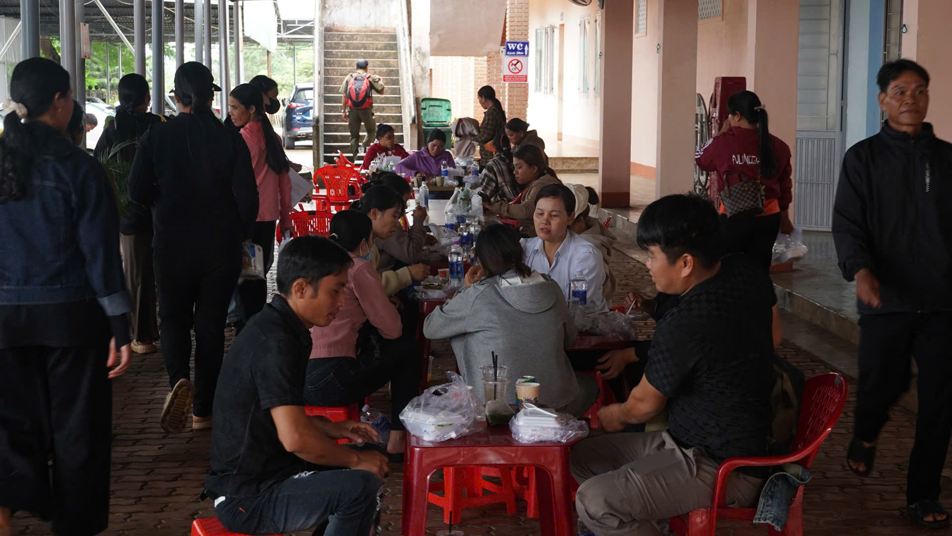 Gia Lai: Hơn 400 học vi&ecirc;n v&ugrave;ng bi&ecirc;n được đưa đ&oacute;n, ph&aacute;t cơm miễn ph&iacute; khi s&aacute;t hạch GPLX- Ảnh 9.