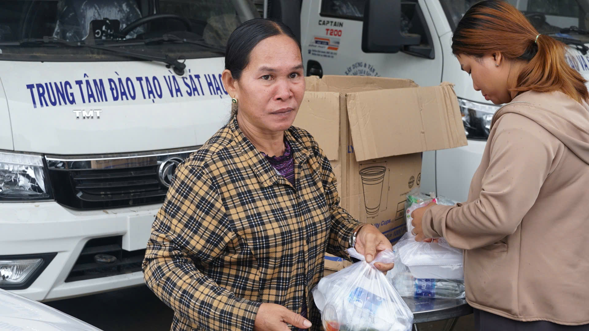 Gia Lai: Hơn 400 học vi&ecirc;n v&ugrave;ng bi&ecirc;n được đưa đ&oacute;n, ph&aacute;t cơm miễn ph&iacute; khi s&aacute;t hạch GPLX- Ảnh 10.