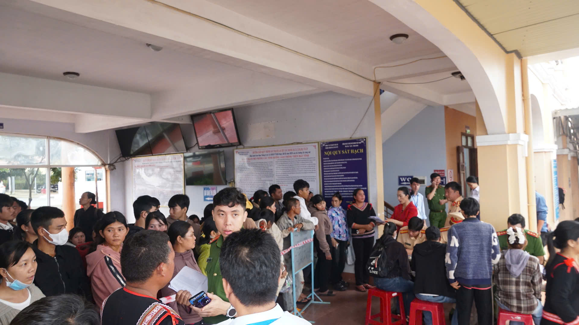 Gia Lai: Hơn 400 học vi&ecirc;n v&ugrave;ng bi&ecirc;n được đưa đ&oacute;n, ph&aacute;t cơm miễn ph&iacute; khi s&aacute;t hạch GPLX- Ảnh 4.