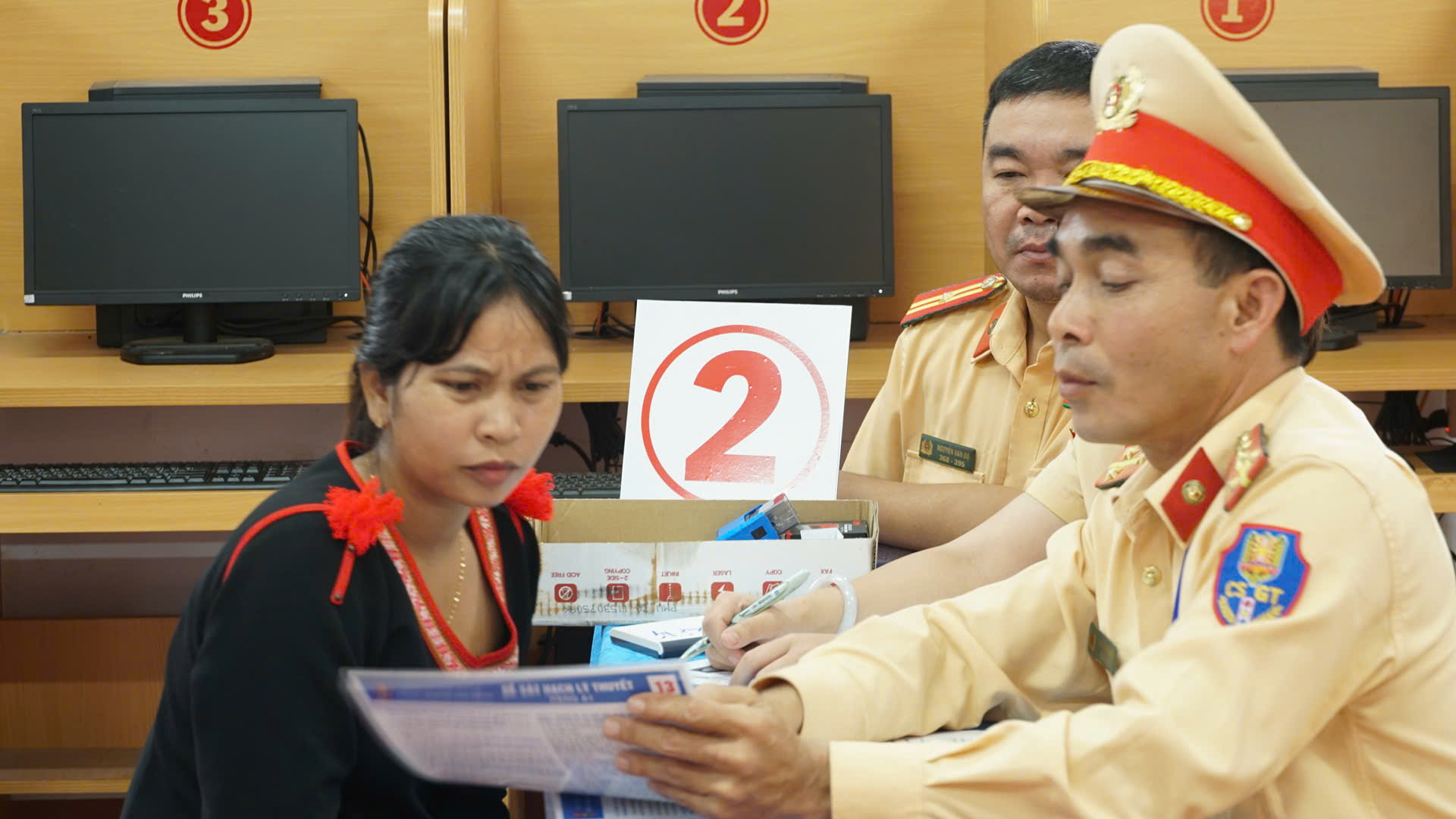 Gia Lai: Hơn 400 học vi&ecirc;n v&ugrave;ng bi&ecirc;n được đưa đ&oacute;n, ph&aacute;t cơm miễn ph&iacute; khi s&aacute;t hạch GPLX- Ảnh 5.