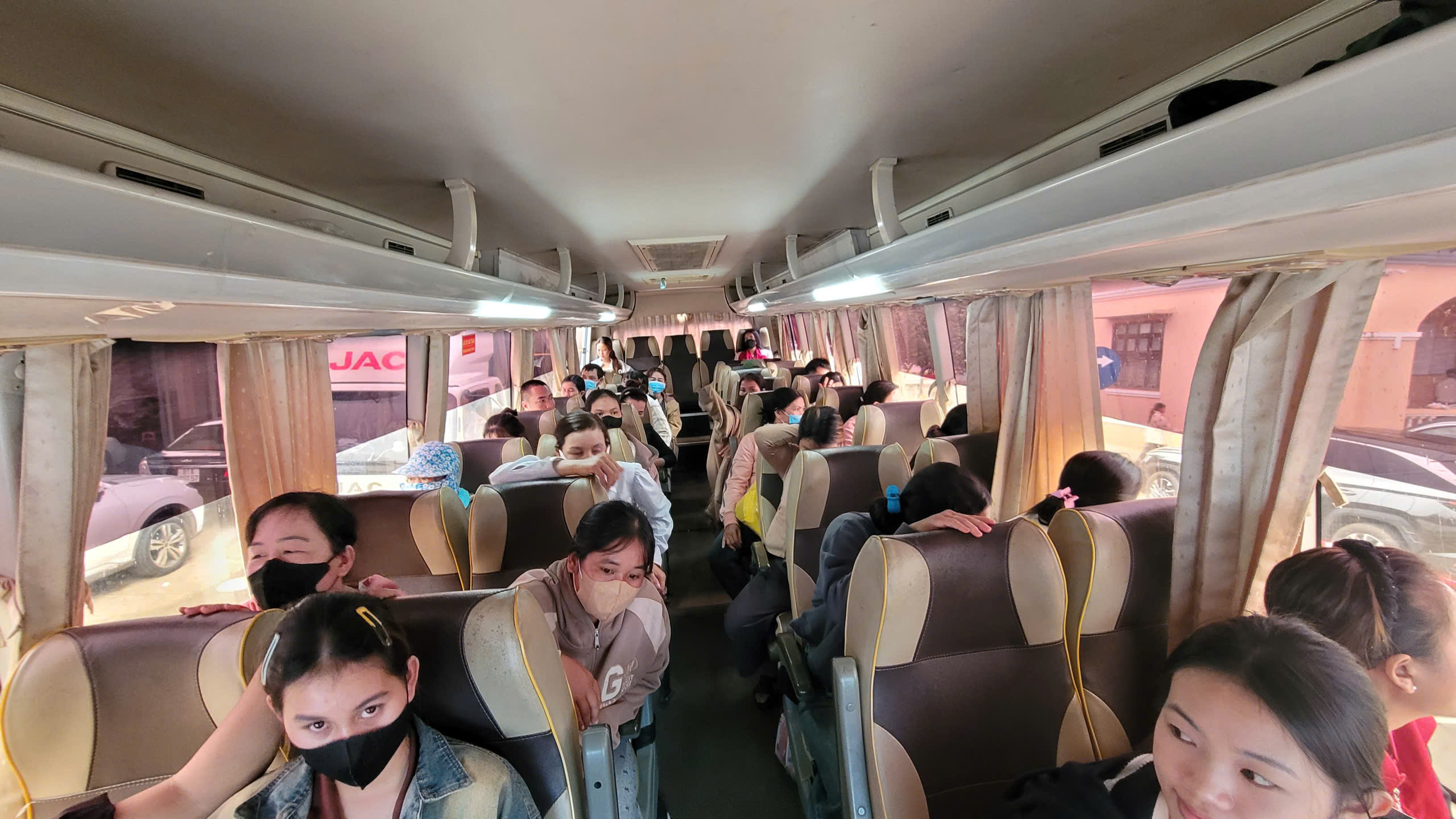 Gia Lai: Hơn 400 học vi&ecirc;n v&ugrave;ng bi&ecirc;n được đưa đ&oacute;n, ph&aacute;t cơm miễn ph&iacute; khi s&aacute;t hạch GPLX- Ảnh 3.